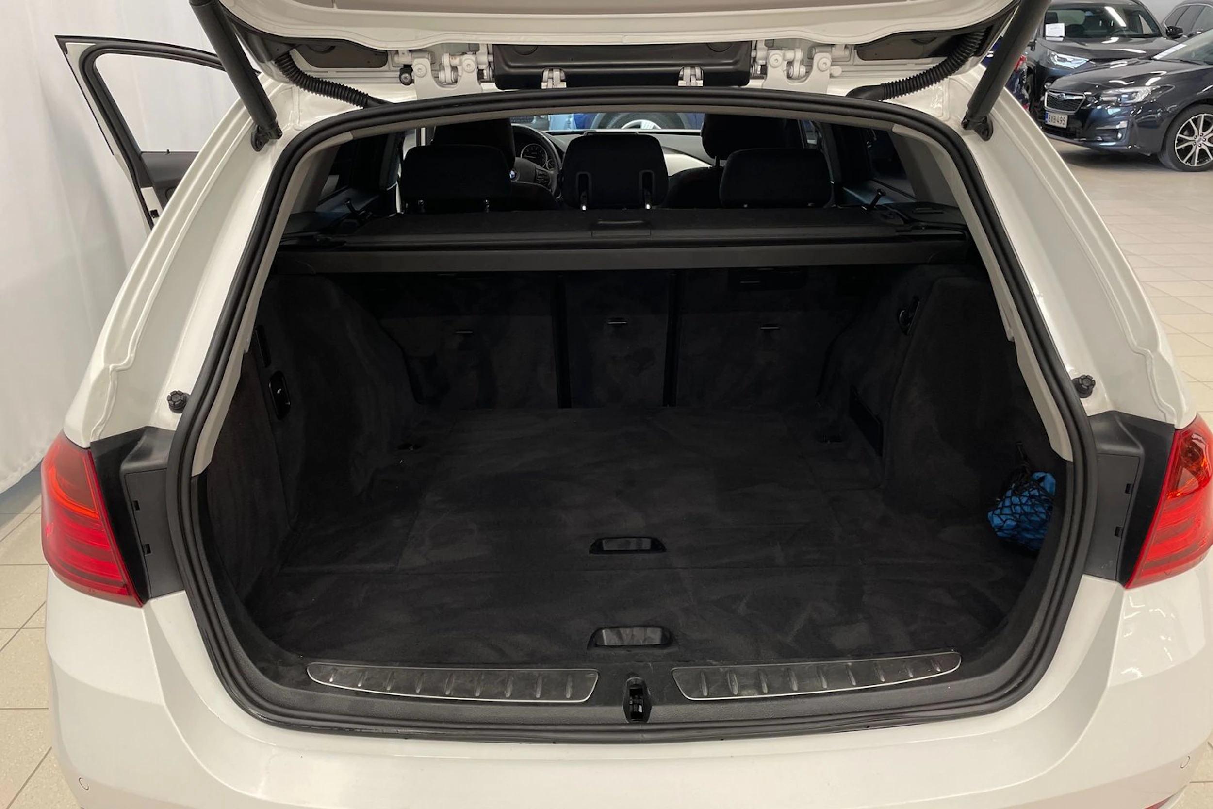 Valkoinen BMW 320 2015 kuva 17.