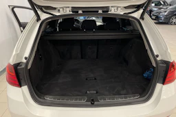 Valkoinen BMW 320 2015 kuva 17.