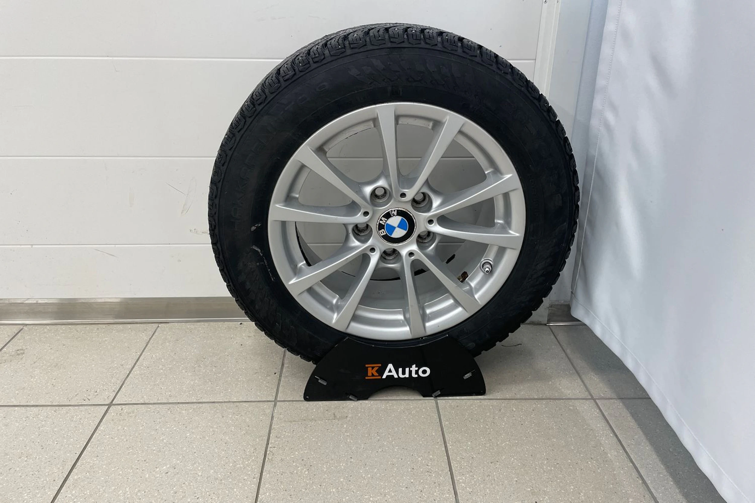 Valkoinen BMW 320 2015 kuva 19.