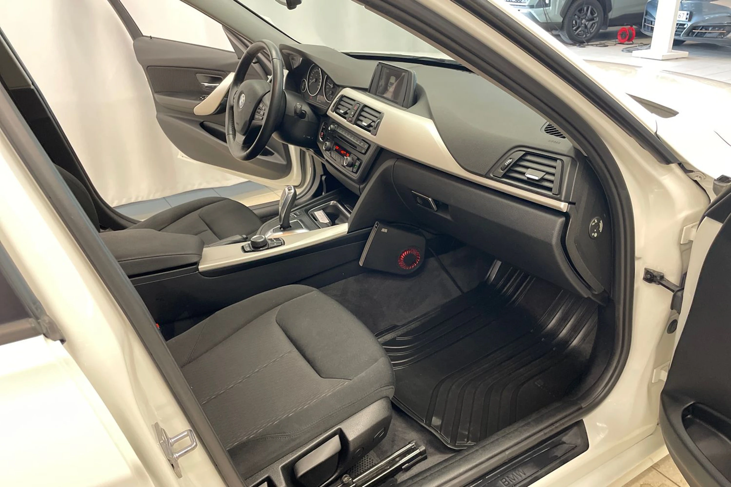Valkoinen BMW 320 2015 kuva 21.
