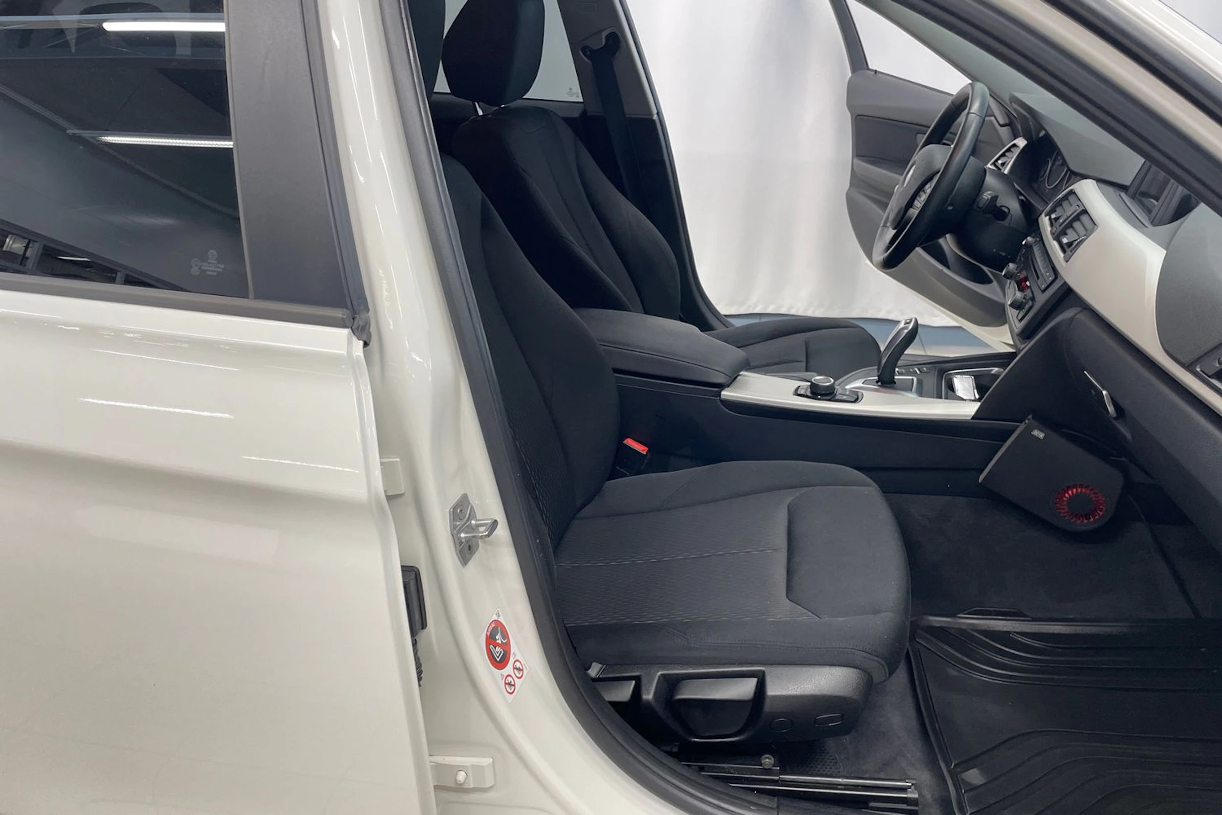 Valkoinen BMW 320 2015 kuva 22.