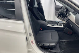 Valkoinen BMW 320 2015 kuva 22.
