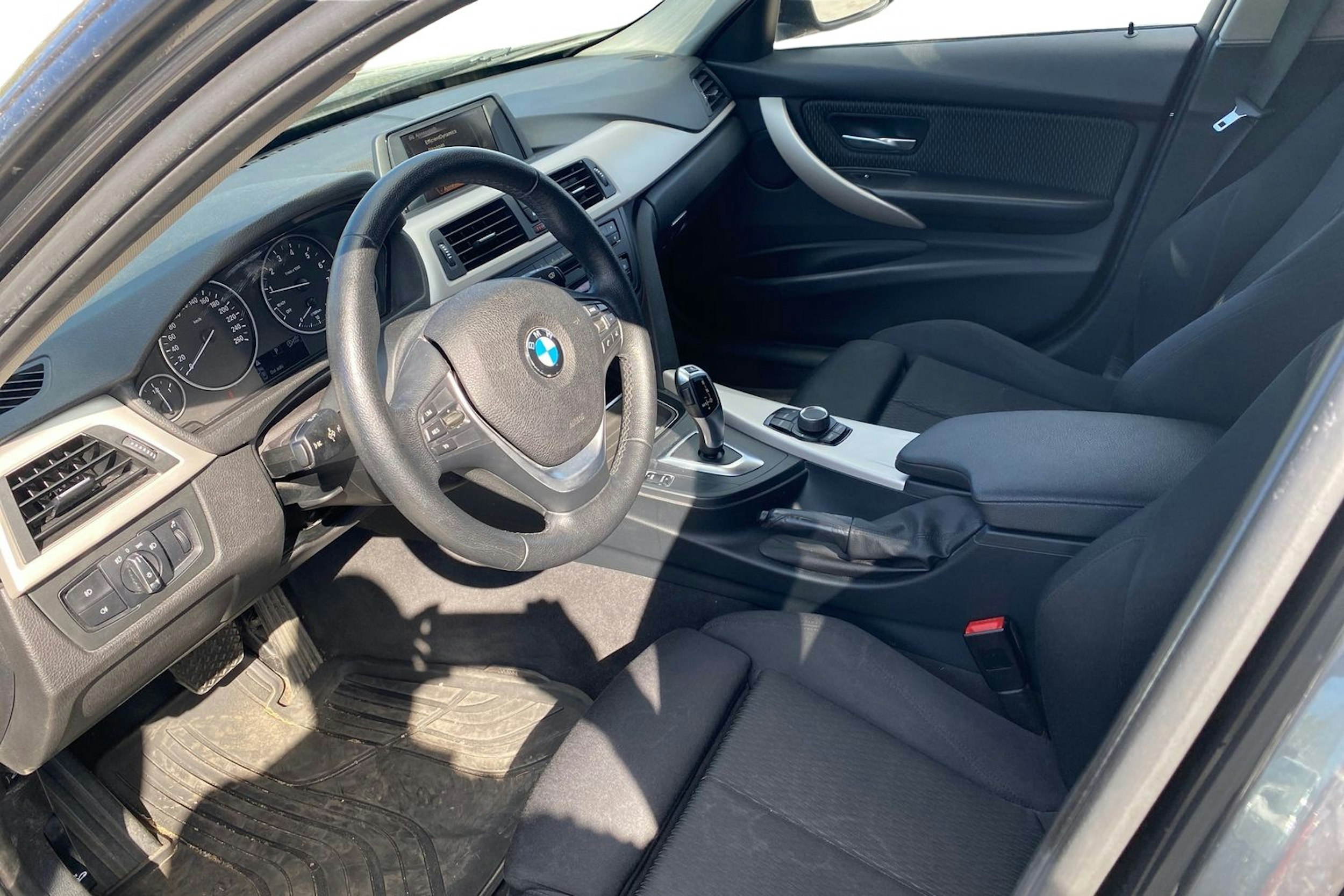 Harmaa BMW 320 2015 kuva 3.