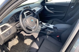 Harmaa BMW 320 2015 kuva 3.
