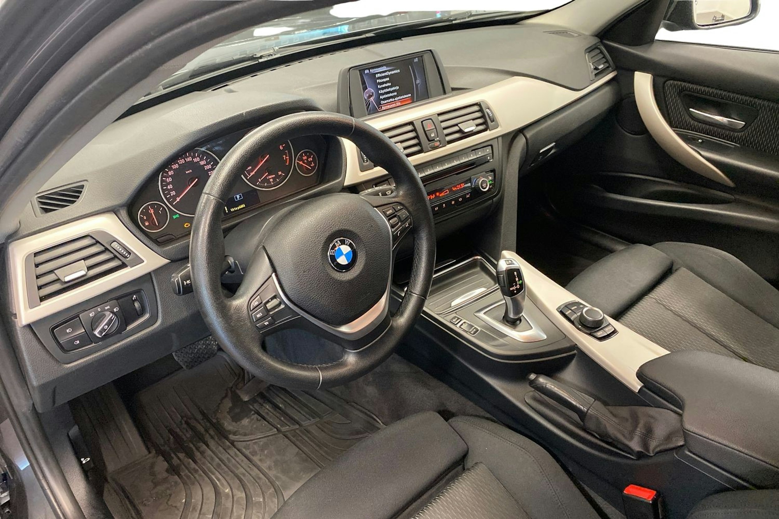 Harmaa BMW 320 2015 kuva 7.