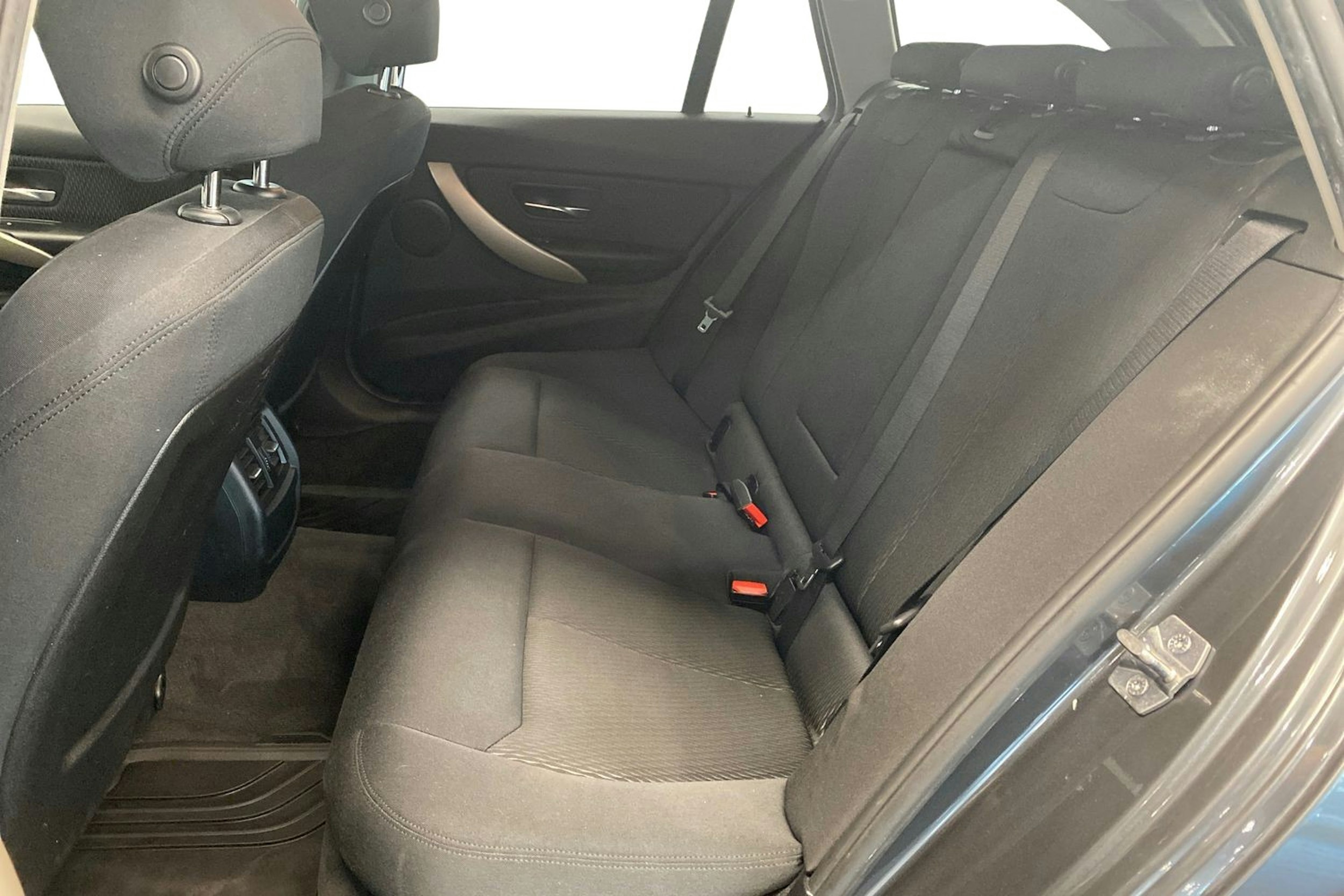 Harmaa BMW 320 2015 kuva 10.