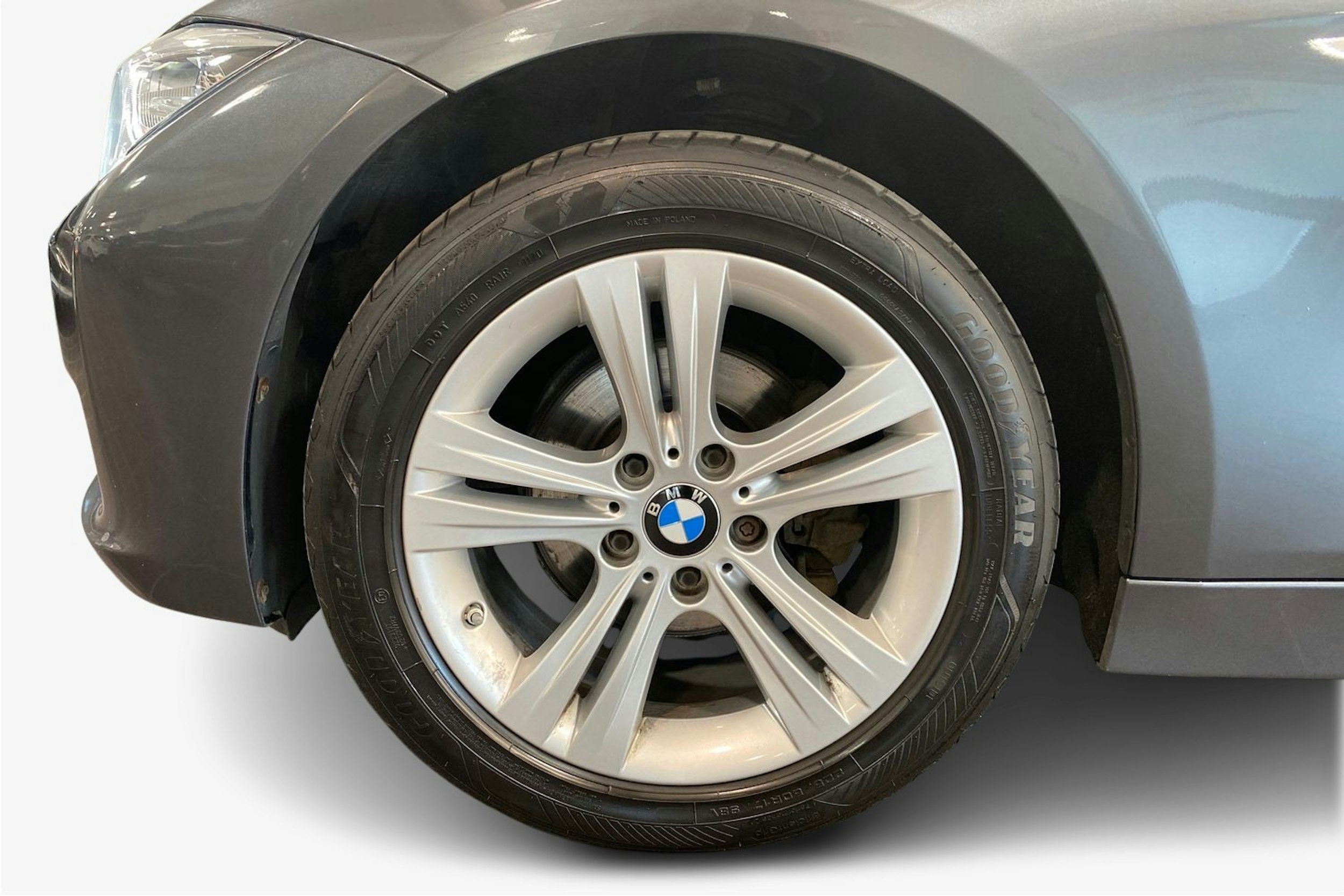 Harmaa BMW 320 2015 kuva 11.
