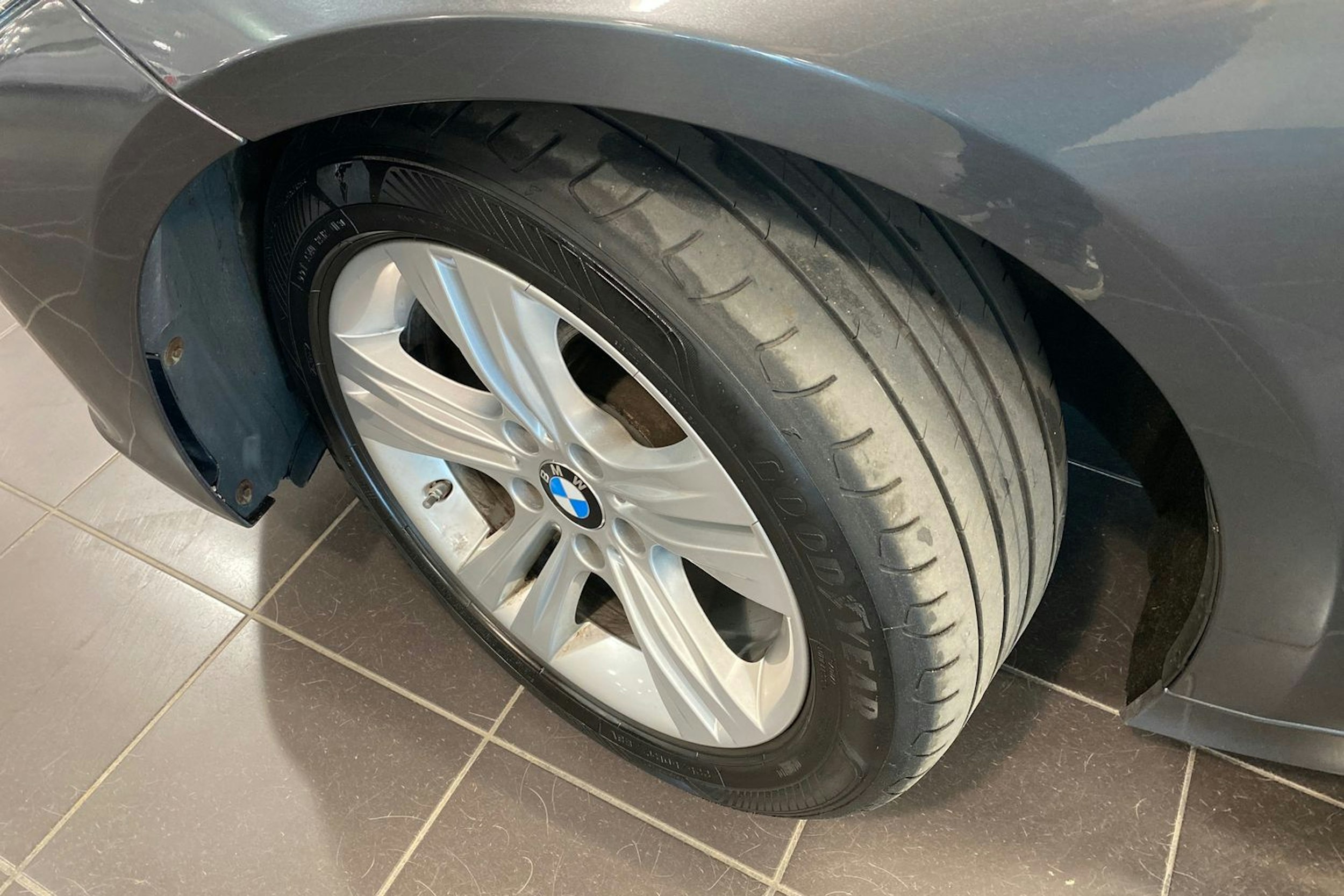 Harmaa BMW 320 2015 kuva 13.