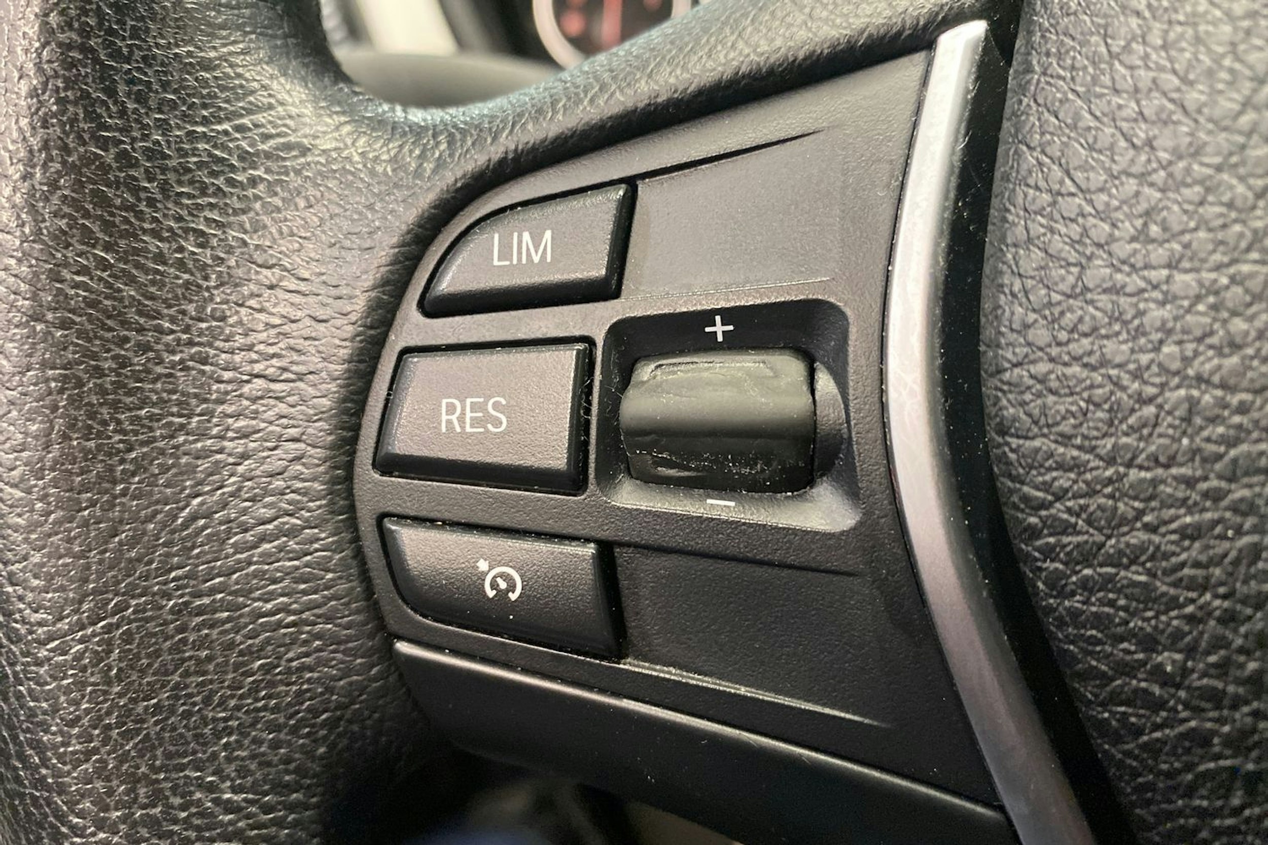 Harmaa BMW 320 2015 kuva 16.
