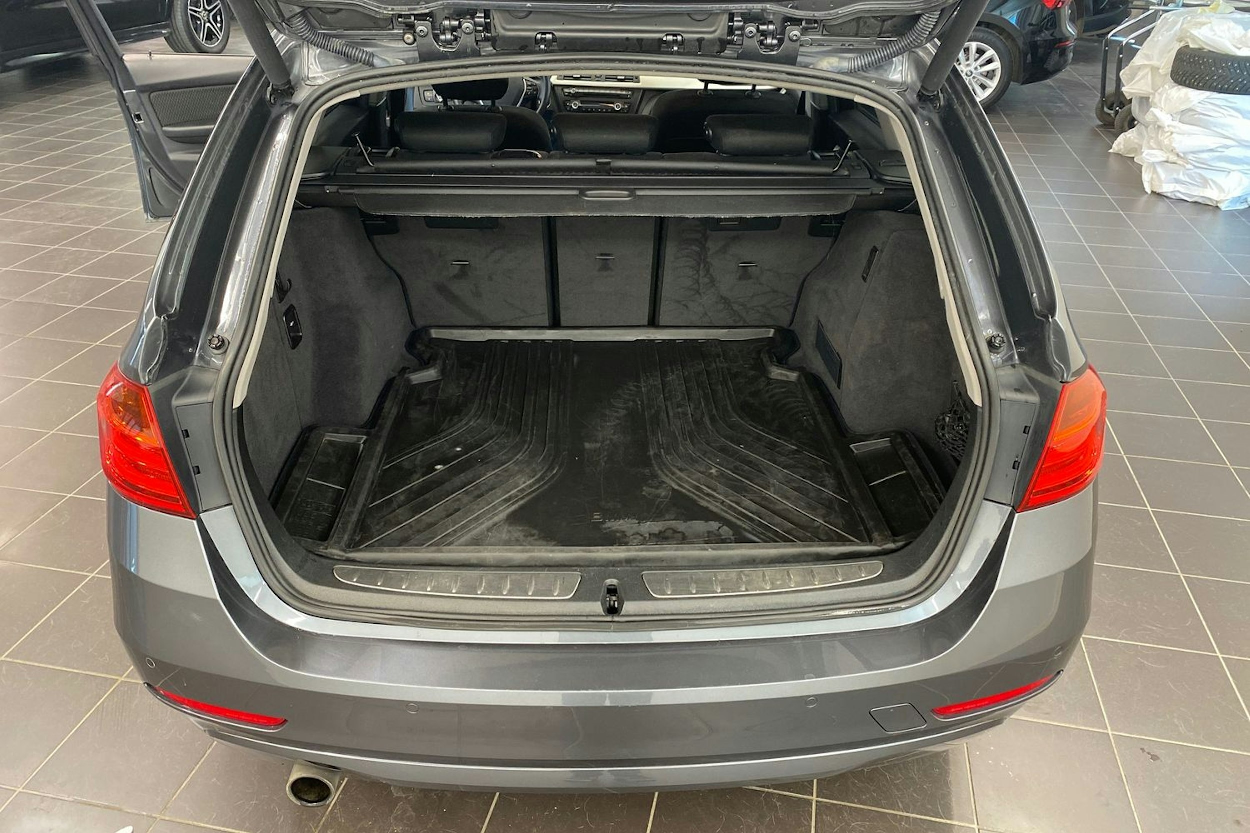 Harmaa BMW 320 2015 kuva 20.