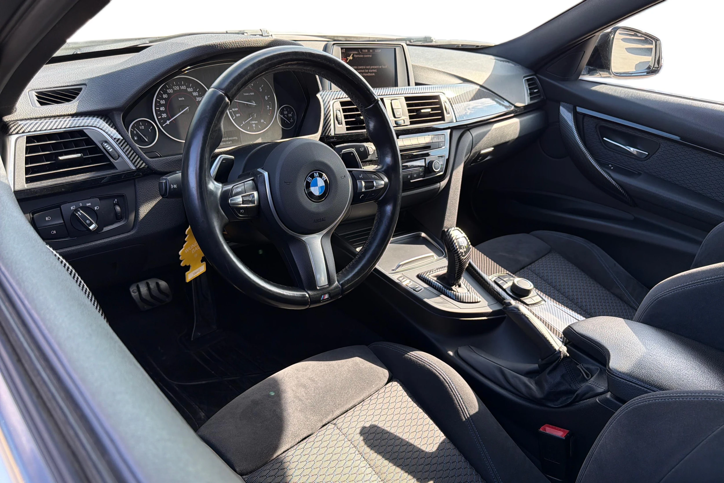 Valkoinen BMW 320 2016 kuva 3.