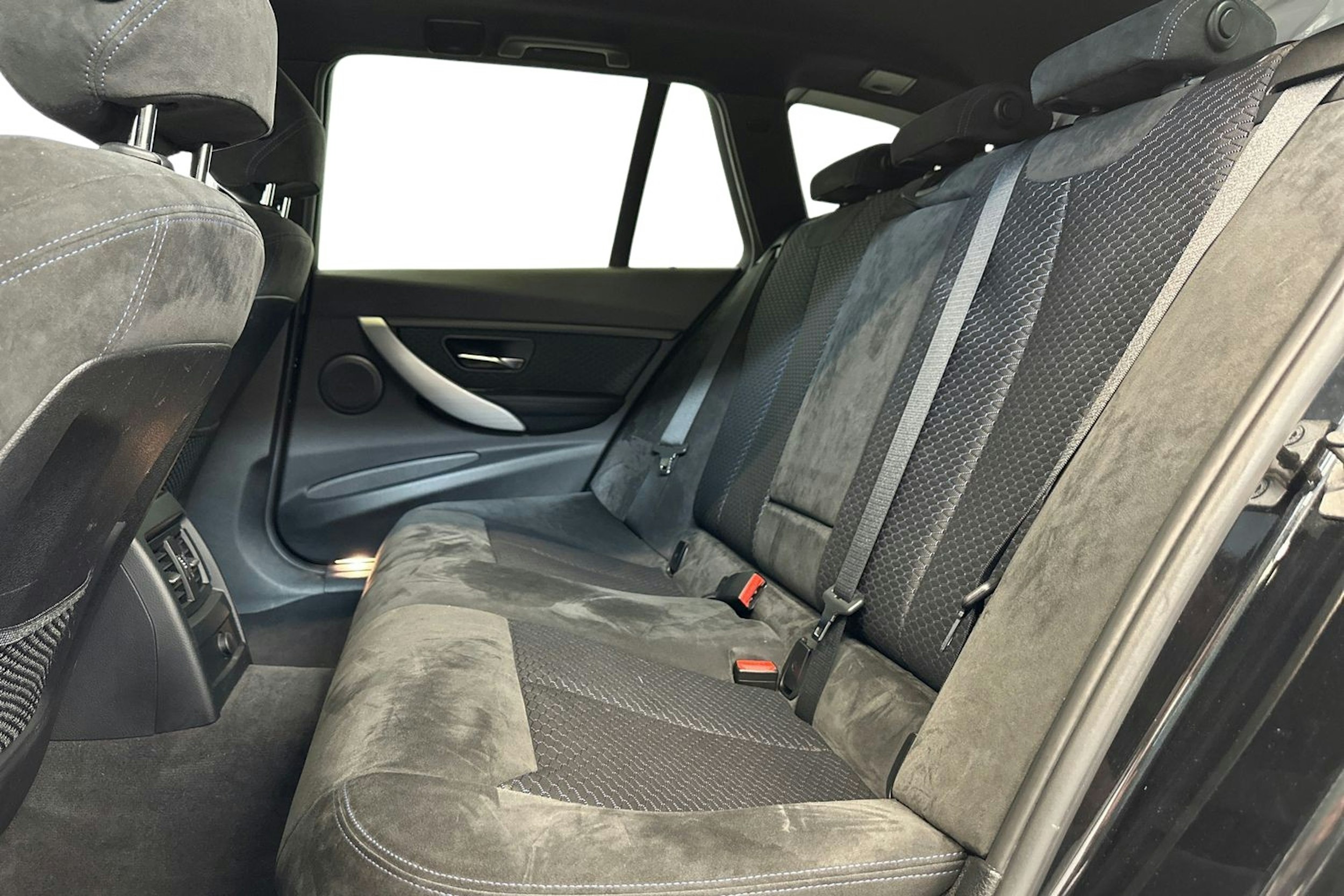 musta BMW 320 2015 kuva 10.
