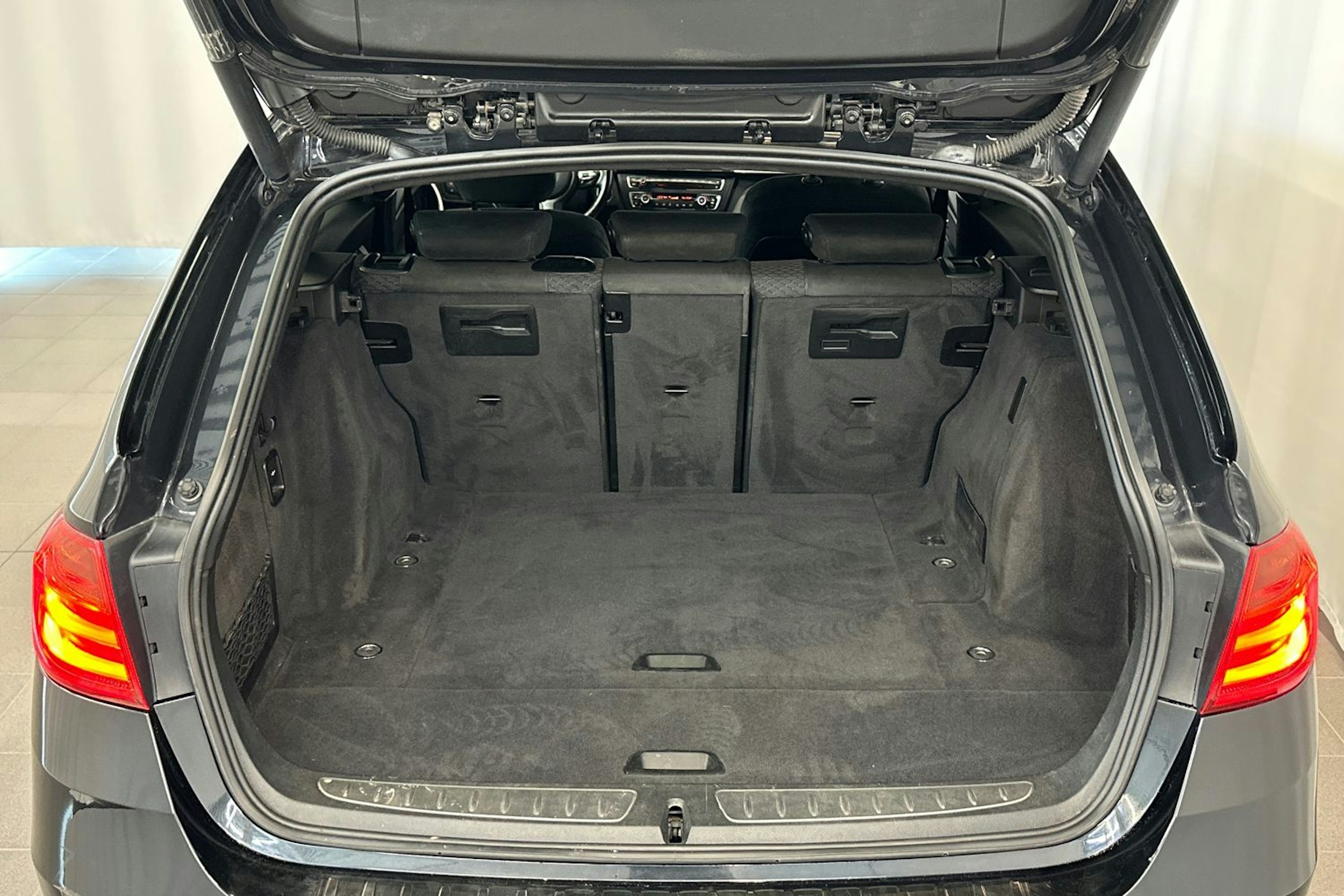 musta BMW 320 2015 kuva 12.