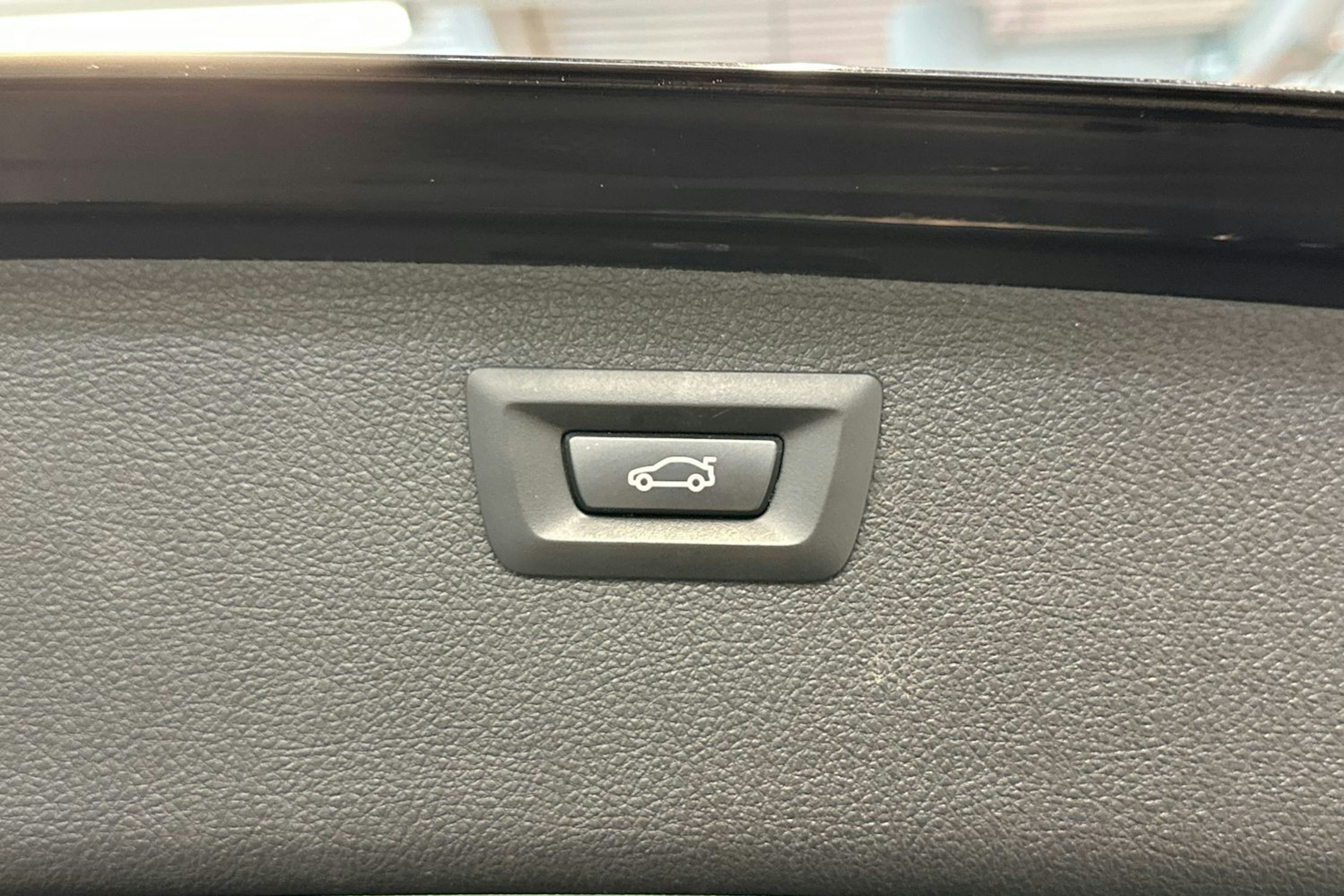 musta BMW 320 2015 kuva 13.