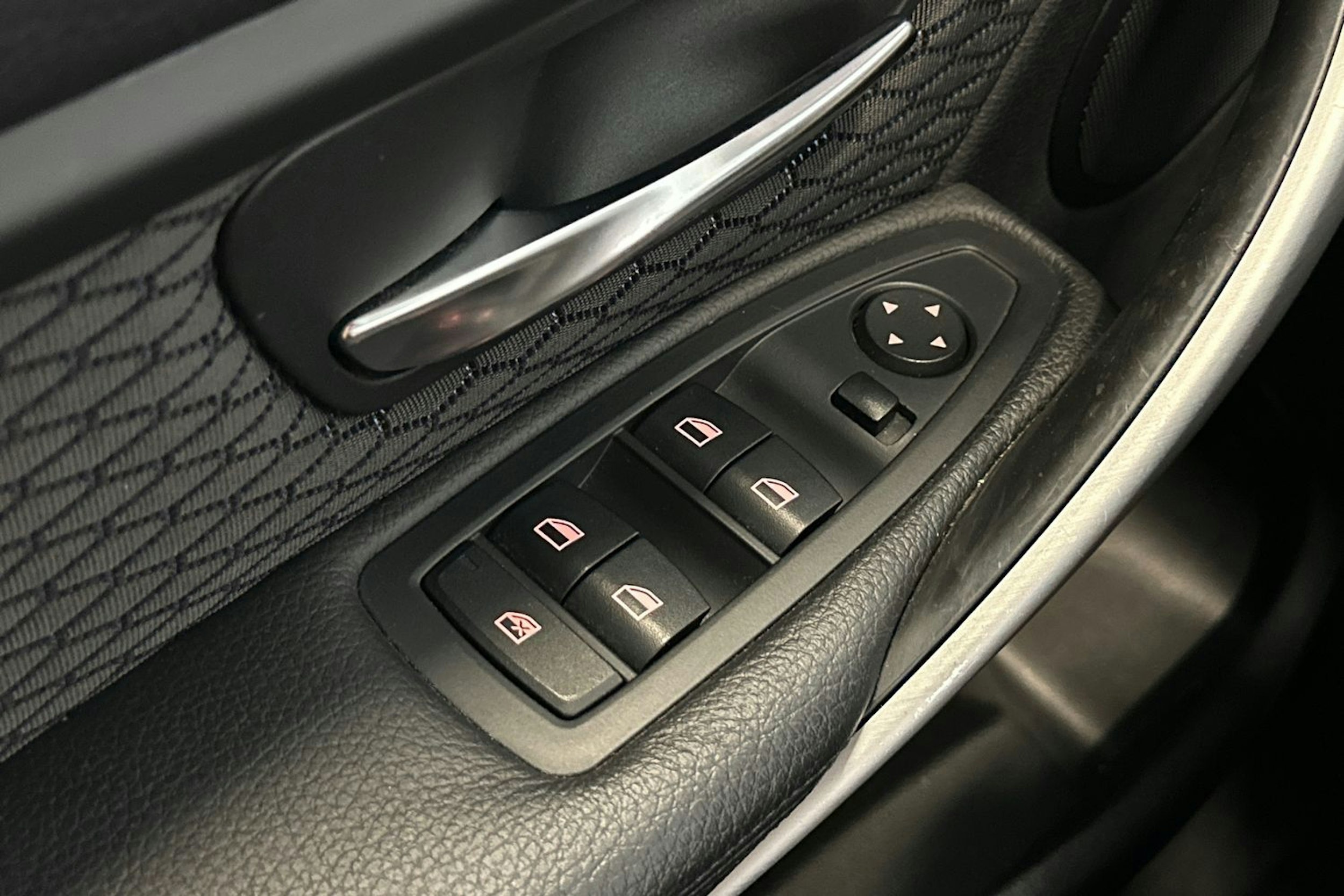 musta BMW 320 2015 kuva 14.