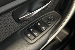 musta BMW 320 2015 kuva 14.
