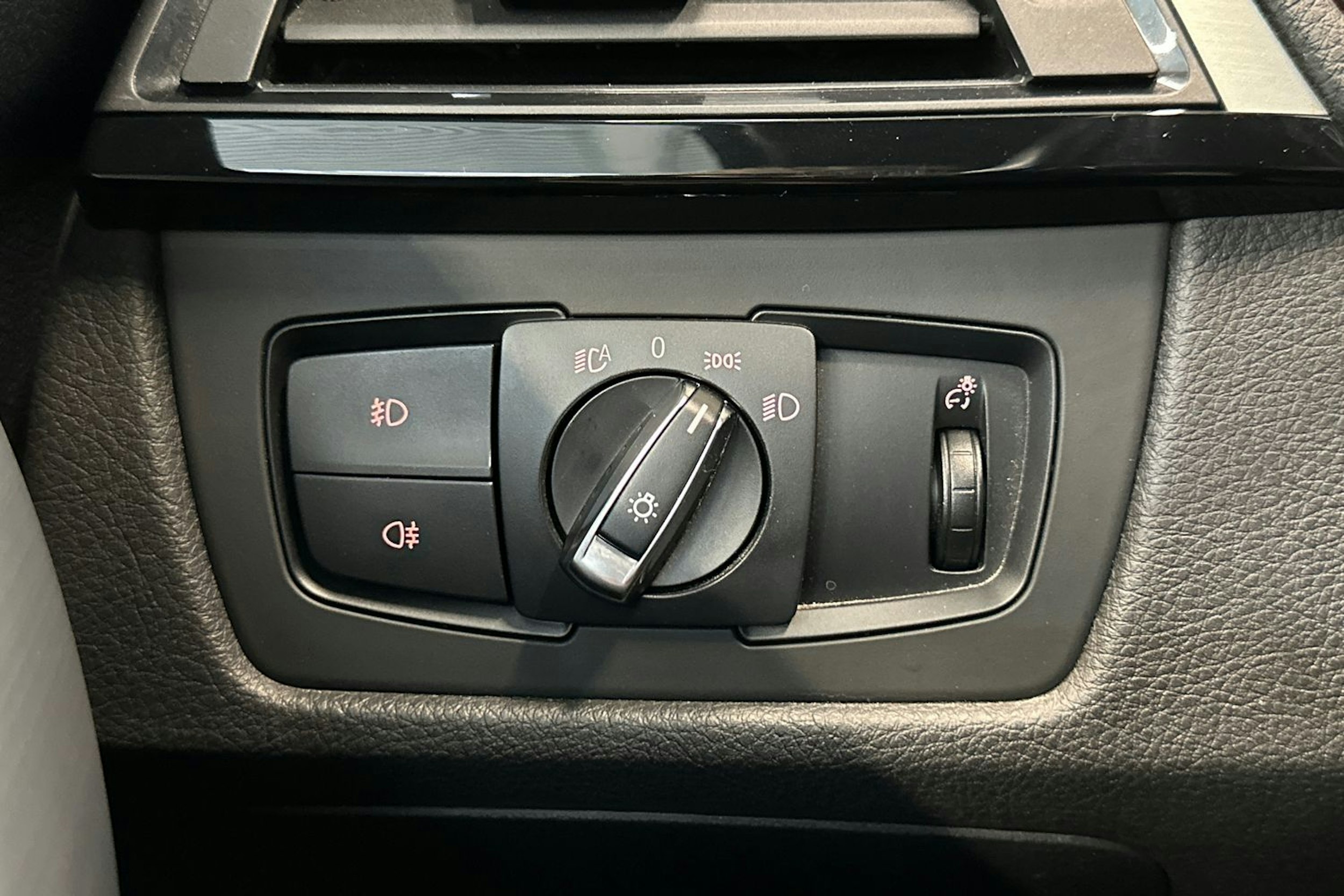 musta BMW 320 2015 kuva 15.