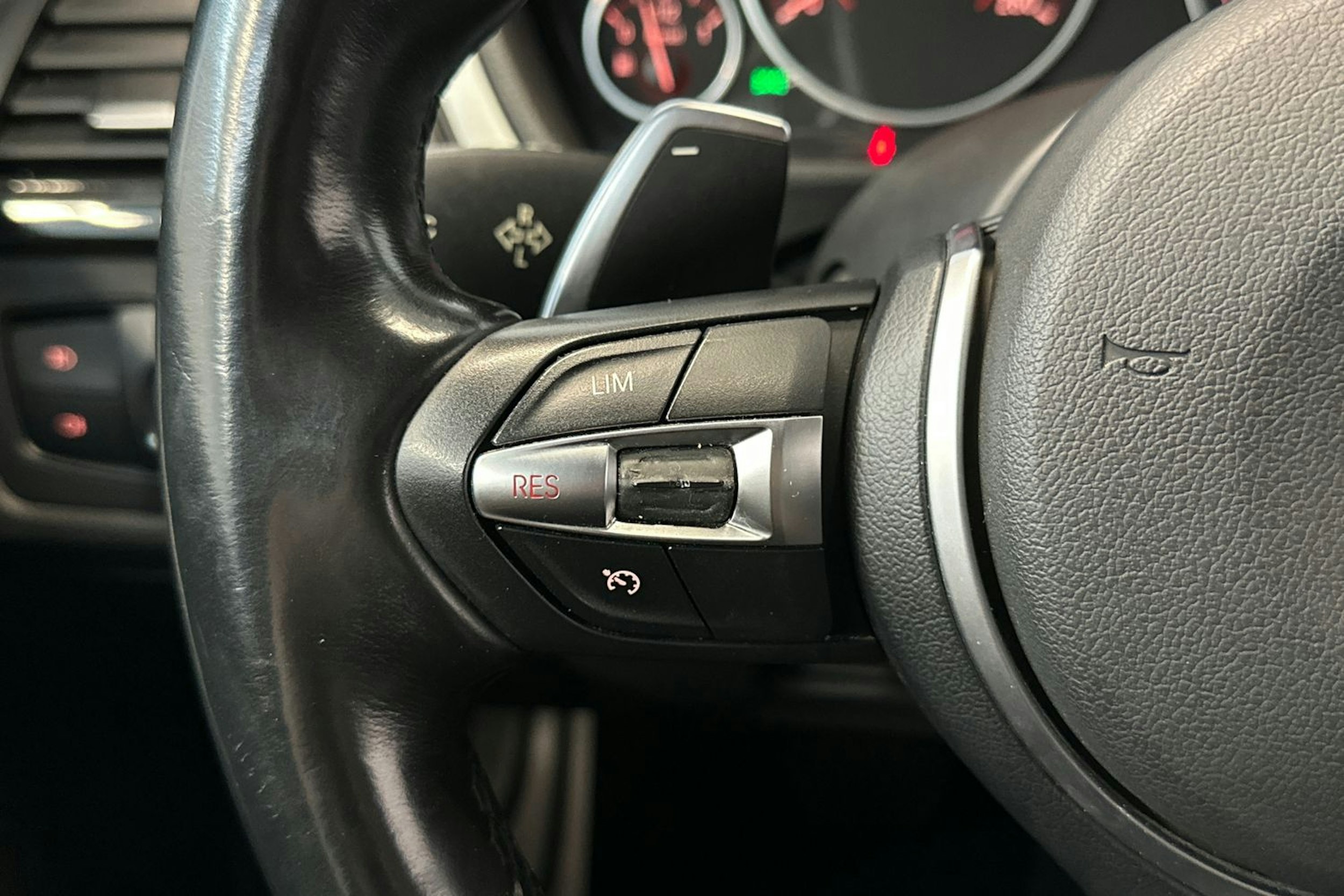 musta BMW 320 2015 kuva 16.