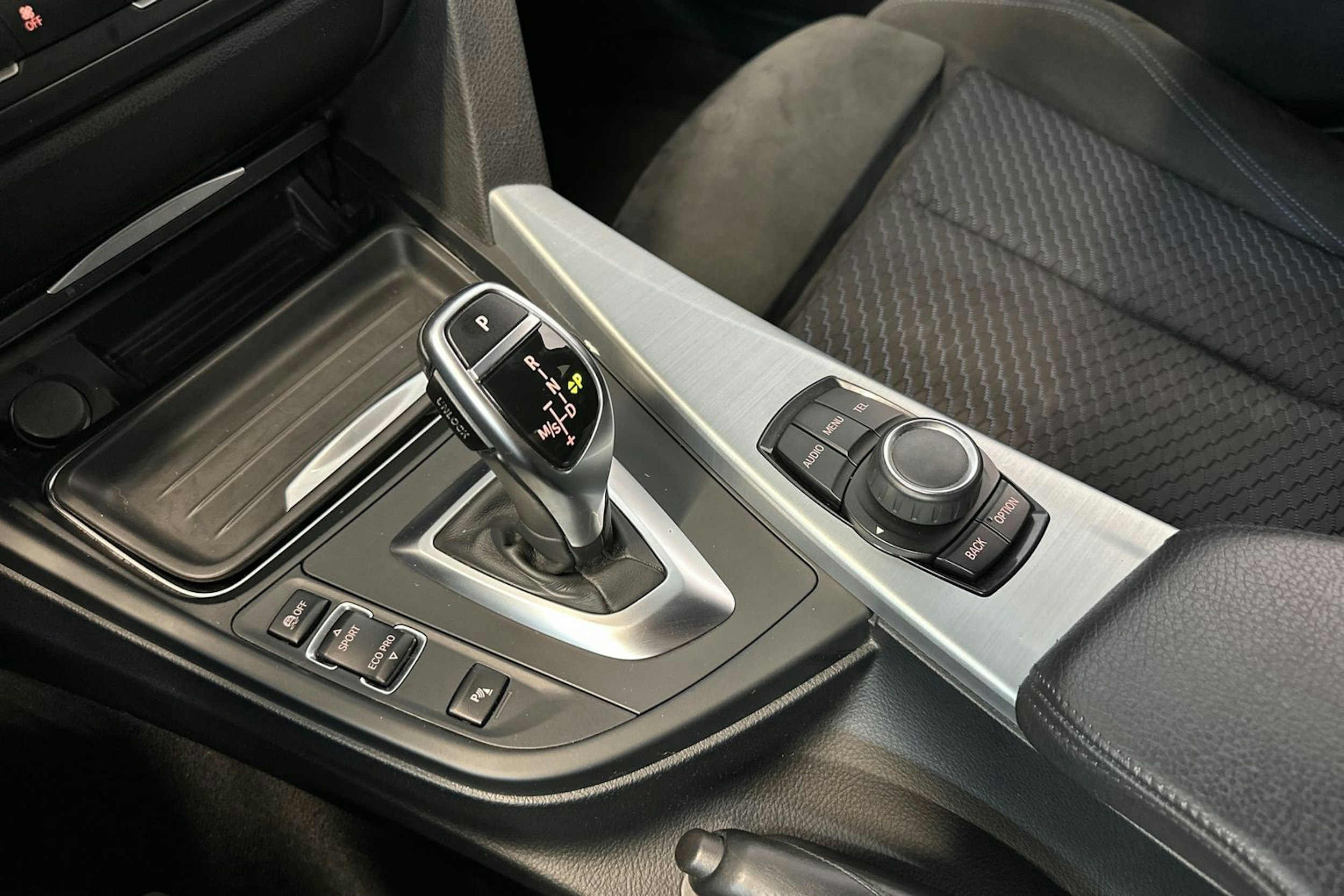 musta BMW 320 2015 kuva 19.