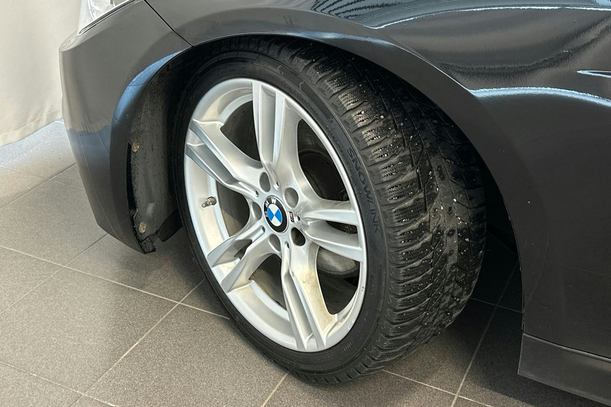 musta BMW 320 2015 kuva 25.