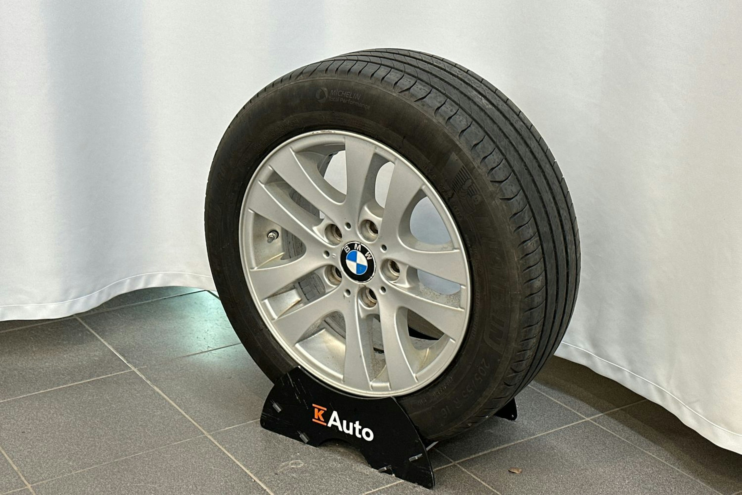 musta BMW 320 2015 kuva 26.