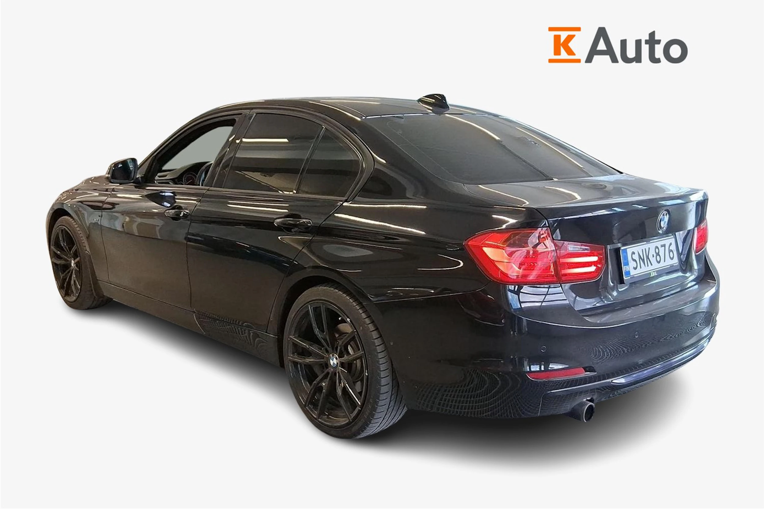 musta BMW 320 2015 kuva 2.