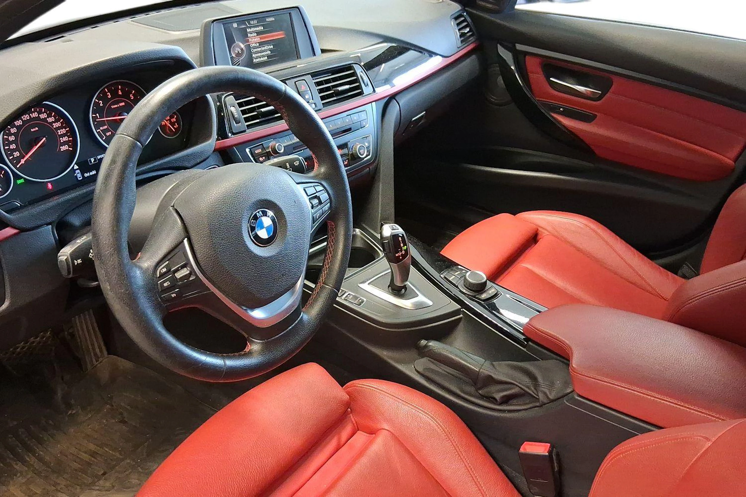 musta BMW 320 2015 kuva 3.