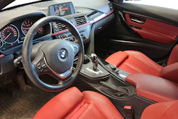 musta BMW 320 2015 kuva 3.