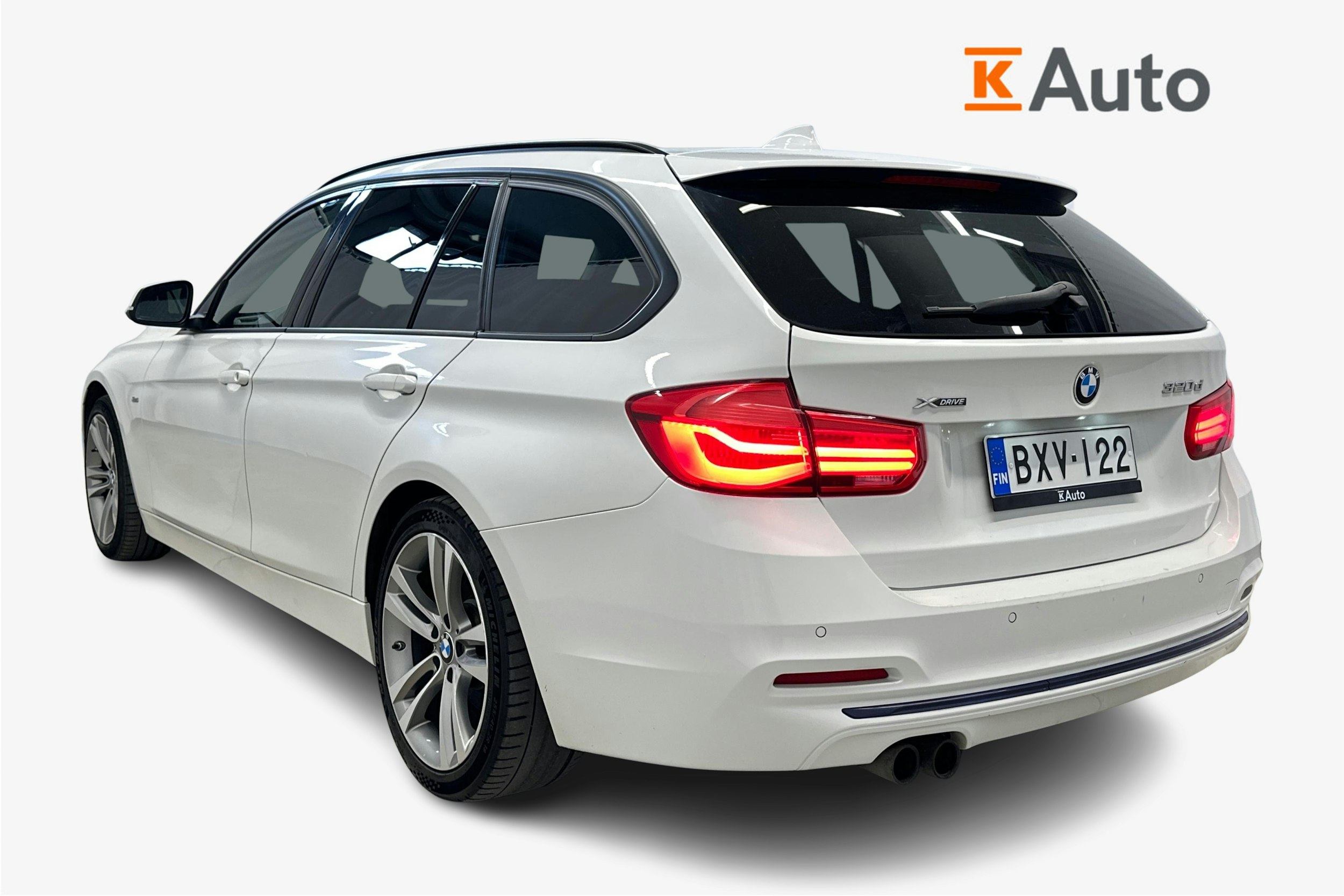 valkoinen BMW 320 2016 kuva 2.