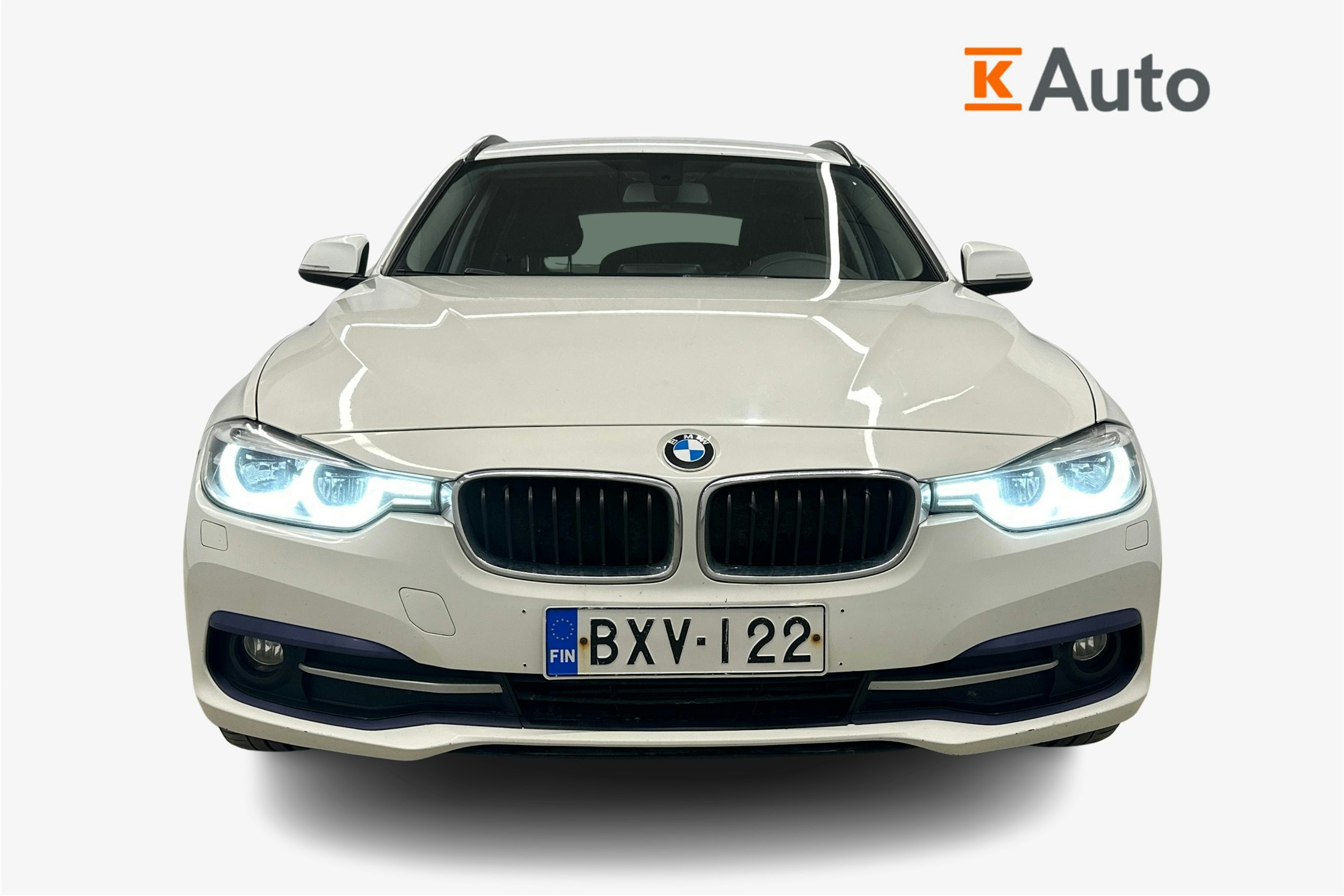 valkoinen BMW 320 2016 kuva 5.