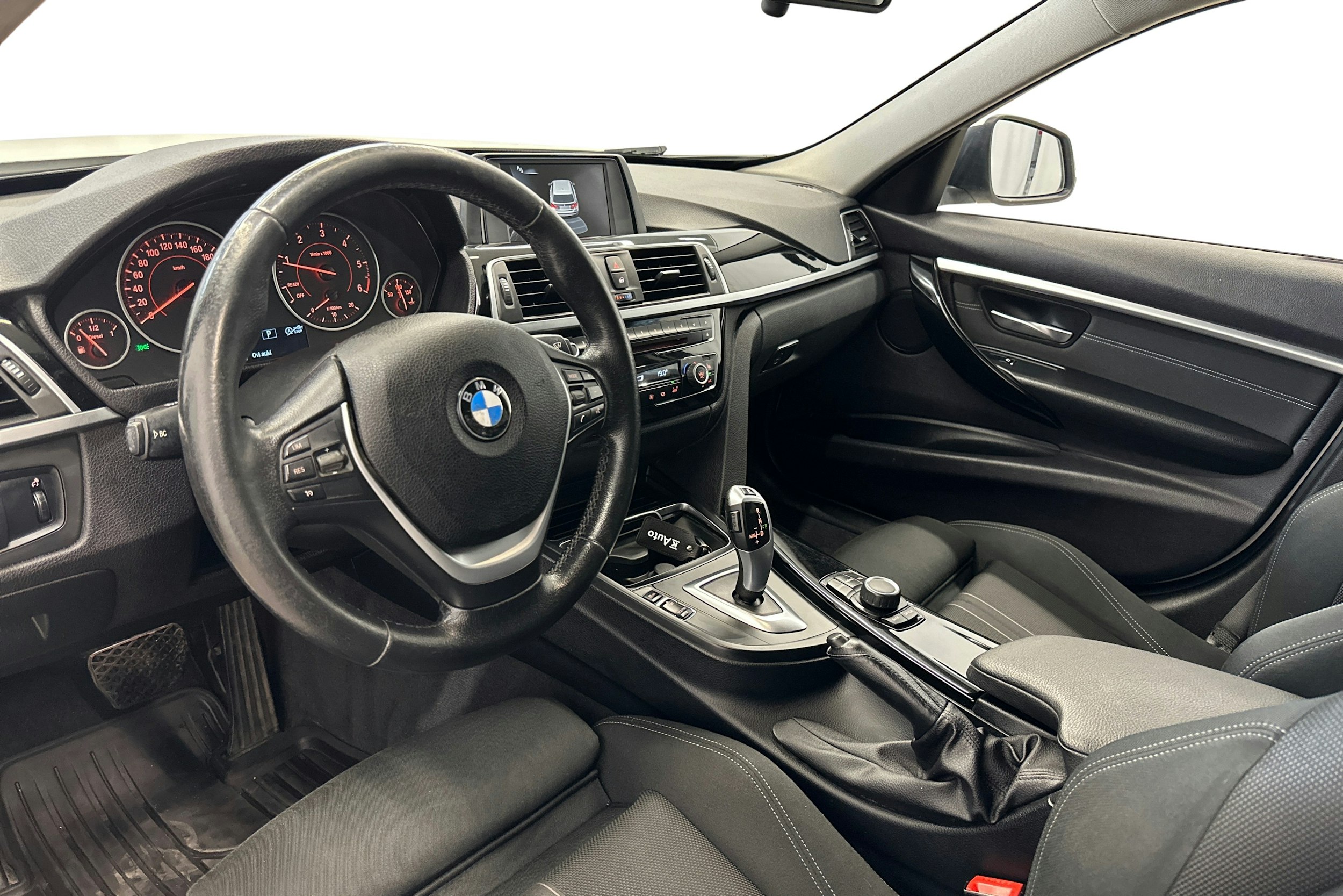 valkoinen BMW 320 2016 kuva 7.