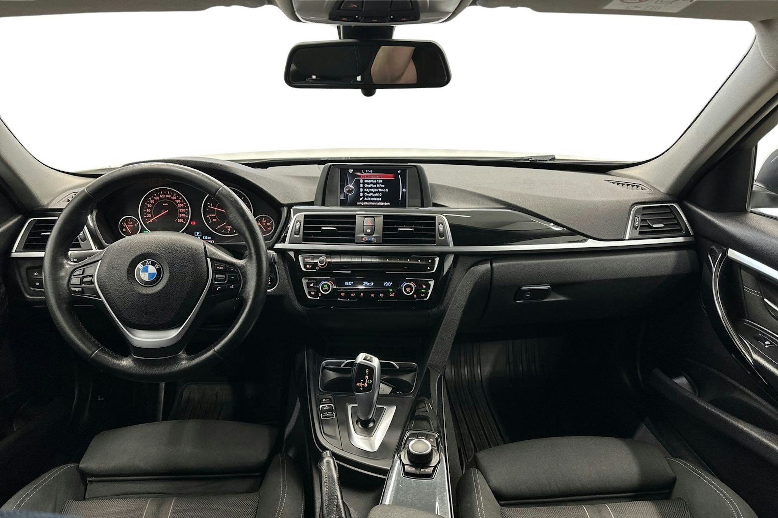 valkoinen BMW 320 2016 kuva 9.