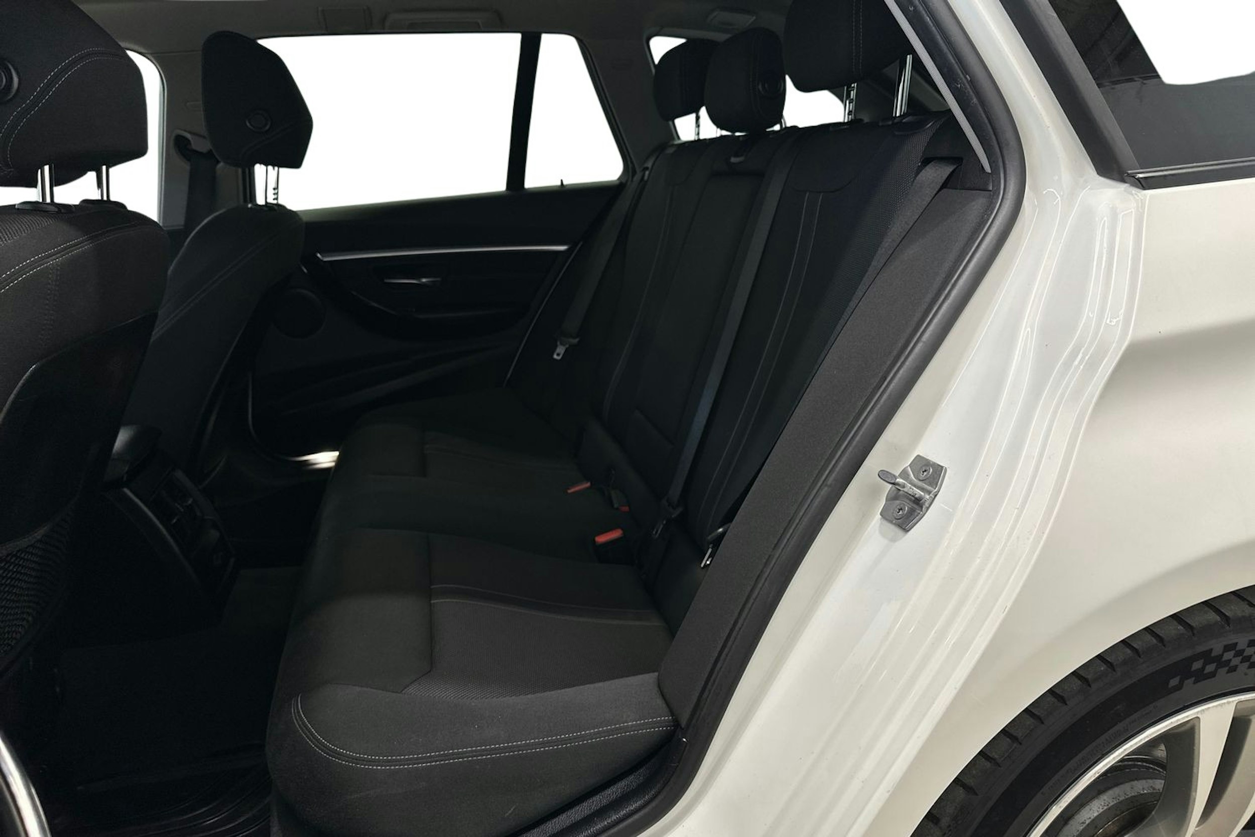 valkoinen BMW 320 2016 kuva 10.
