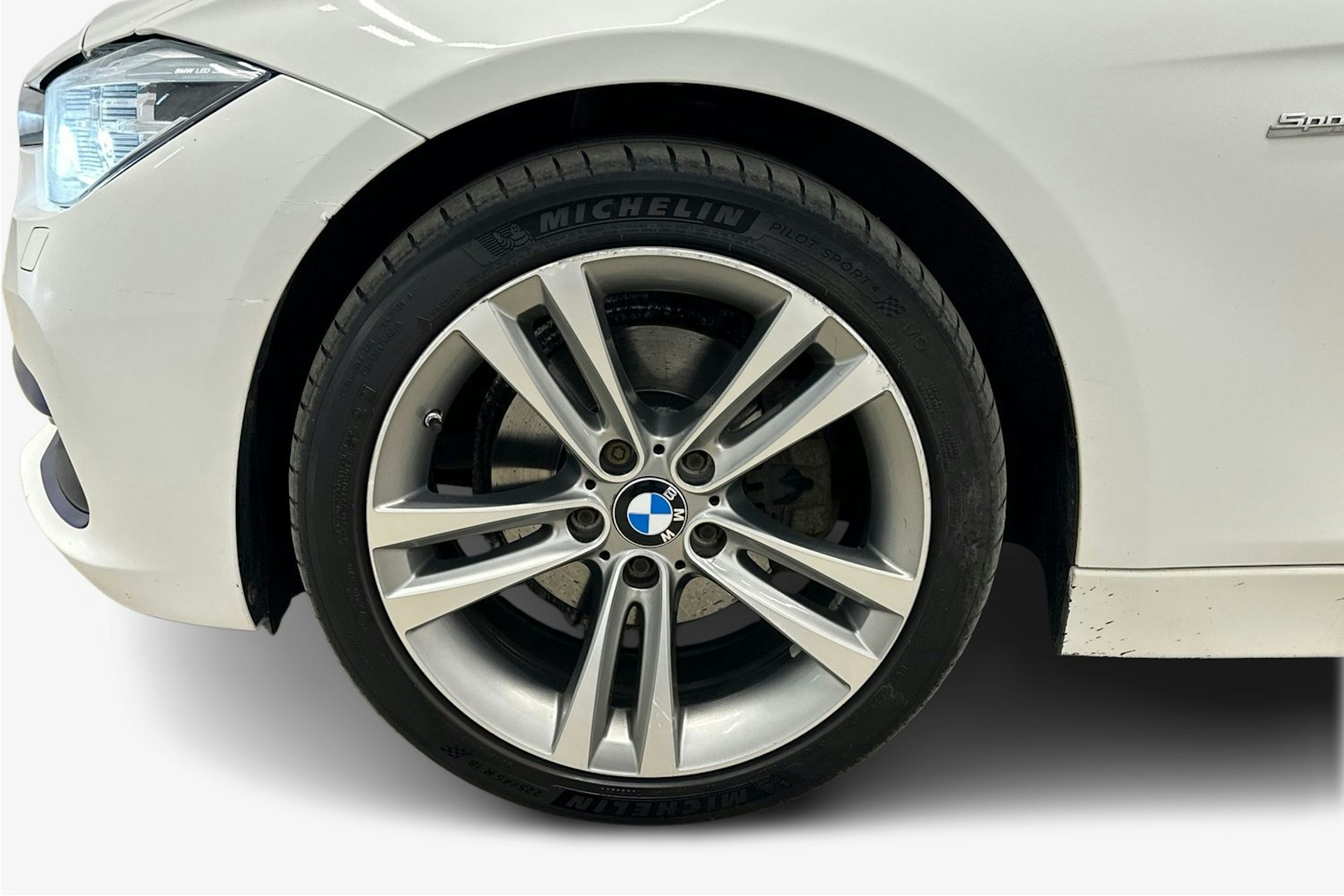 valkoinen BMW 320 2016 kuva 11.