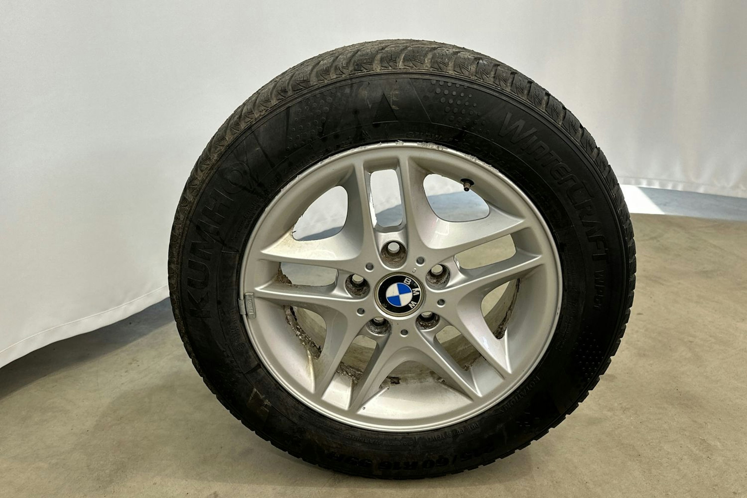 valkoinen BMW 320 2016 kuva 13.
