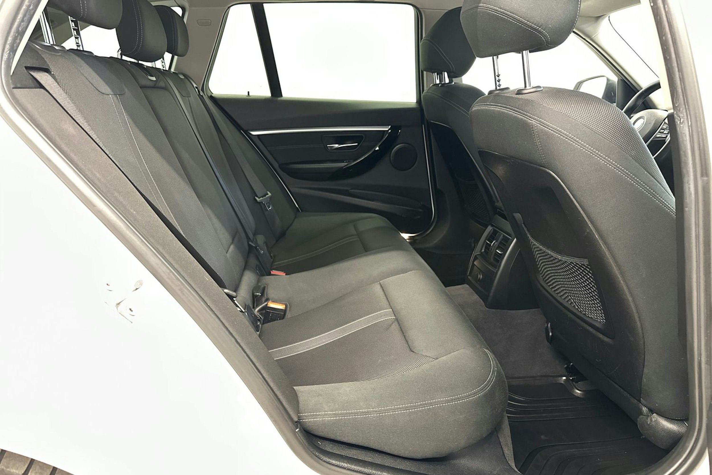 valkoinen BMW 320 2016 kuva 14.