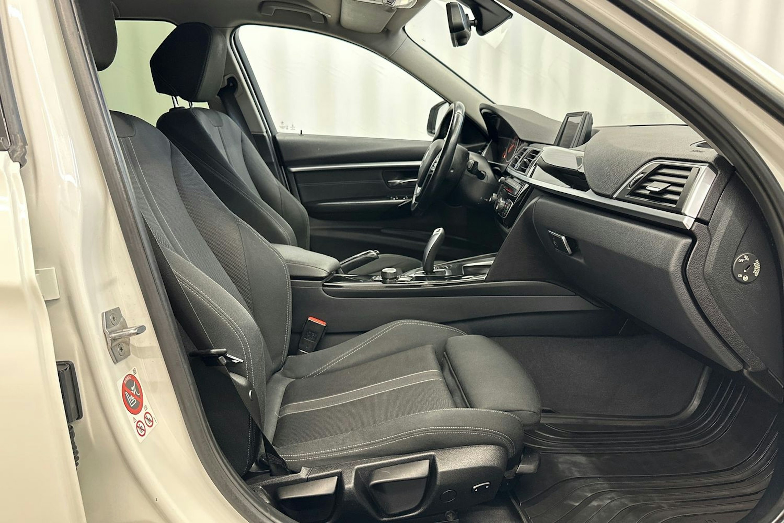 valkoinen BMW 320 2016 kuva 15.