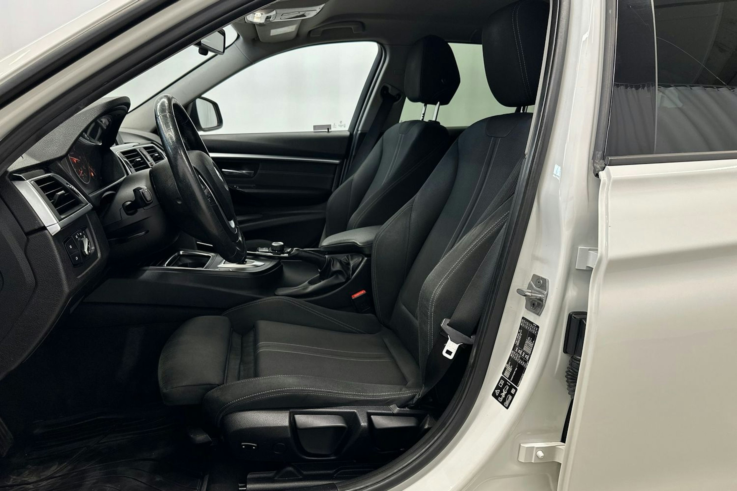 valkoinen BMW 320 2016 kuva 16.