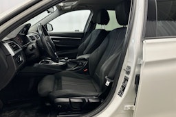 valkoinen BMW 320 2016 kuva 16.