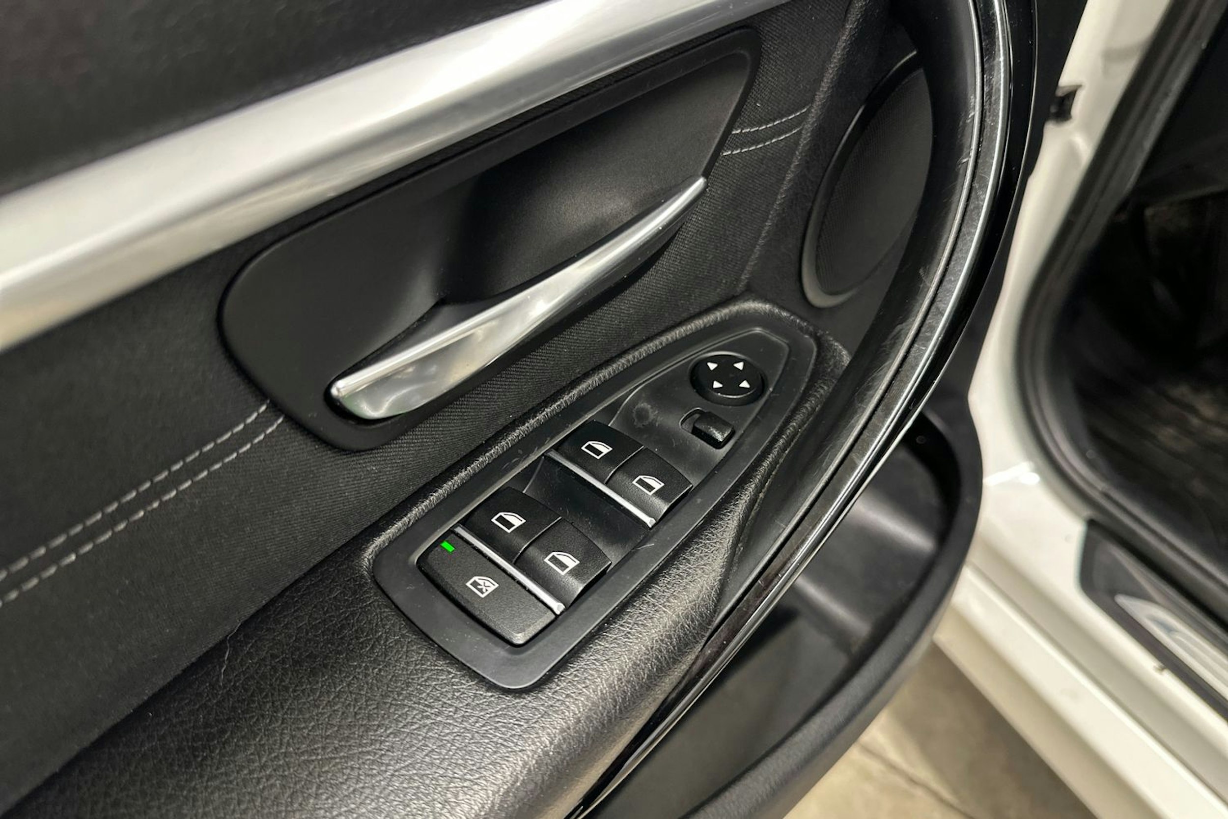 valkoinen BMW 320 2016 kuva 17.