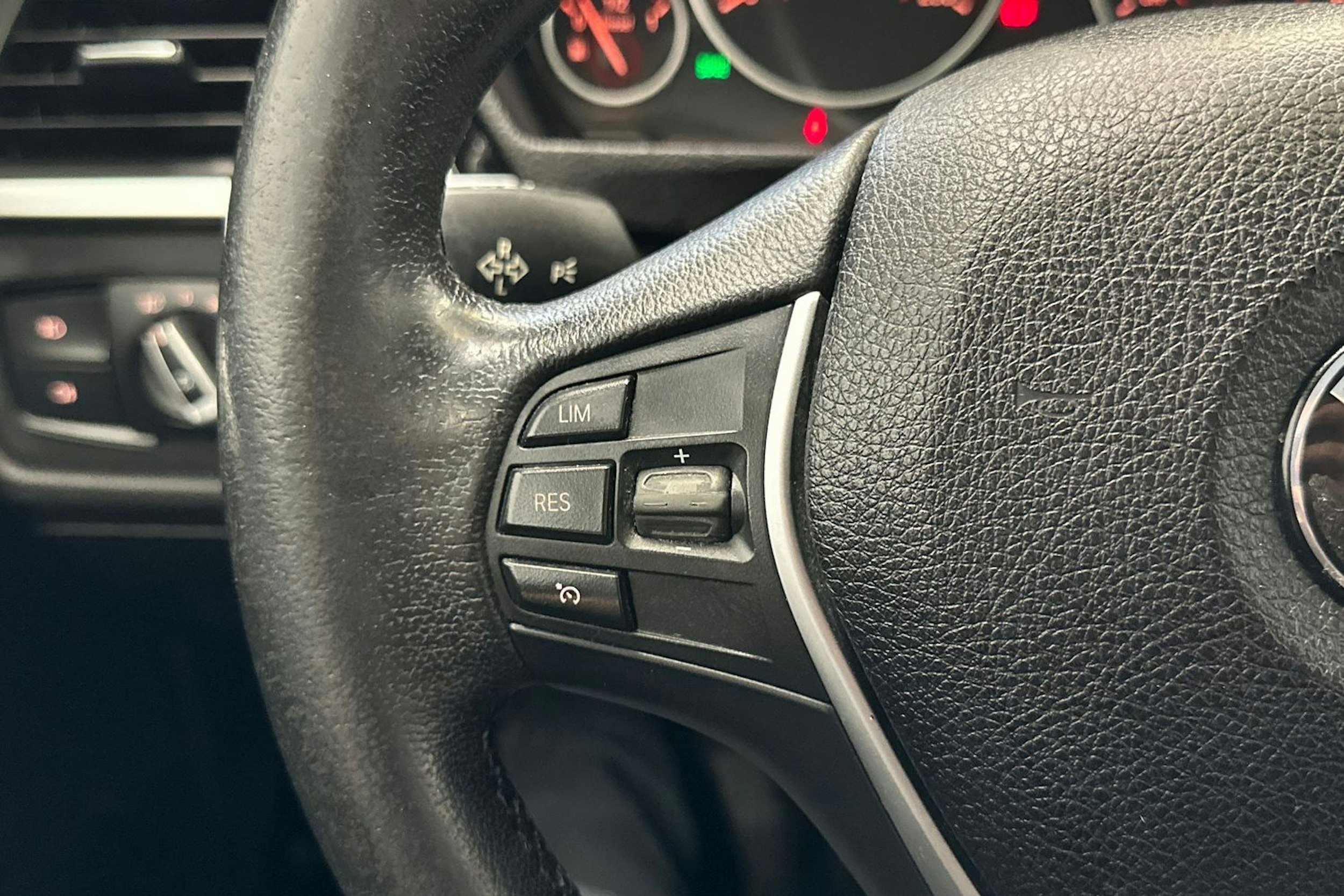 valkoinen BMW 320 2016 kuva 18.
