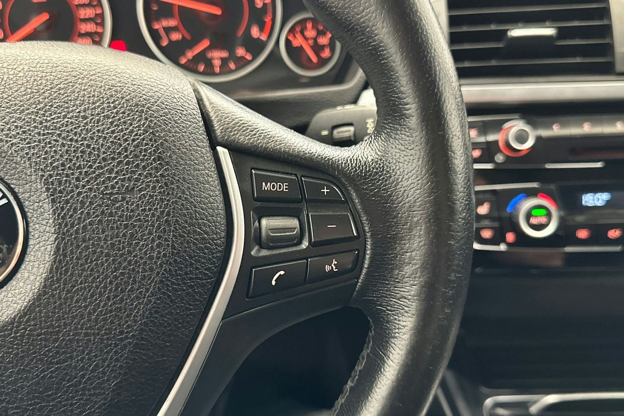 valkoinen BMW 320 2016 kuva 19.