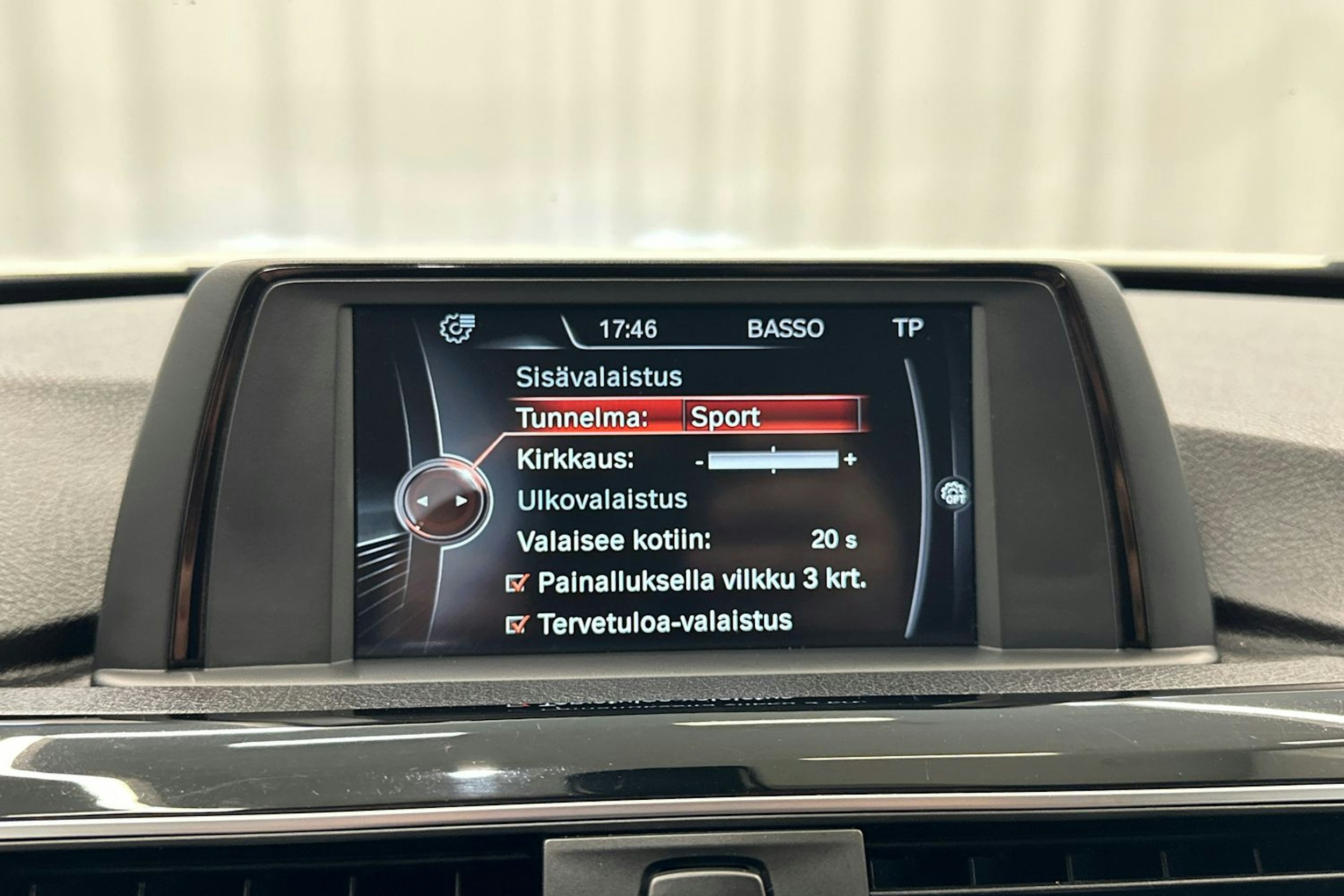 valkoinen BMW 320 2016 kuva 20.