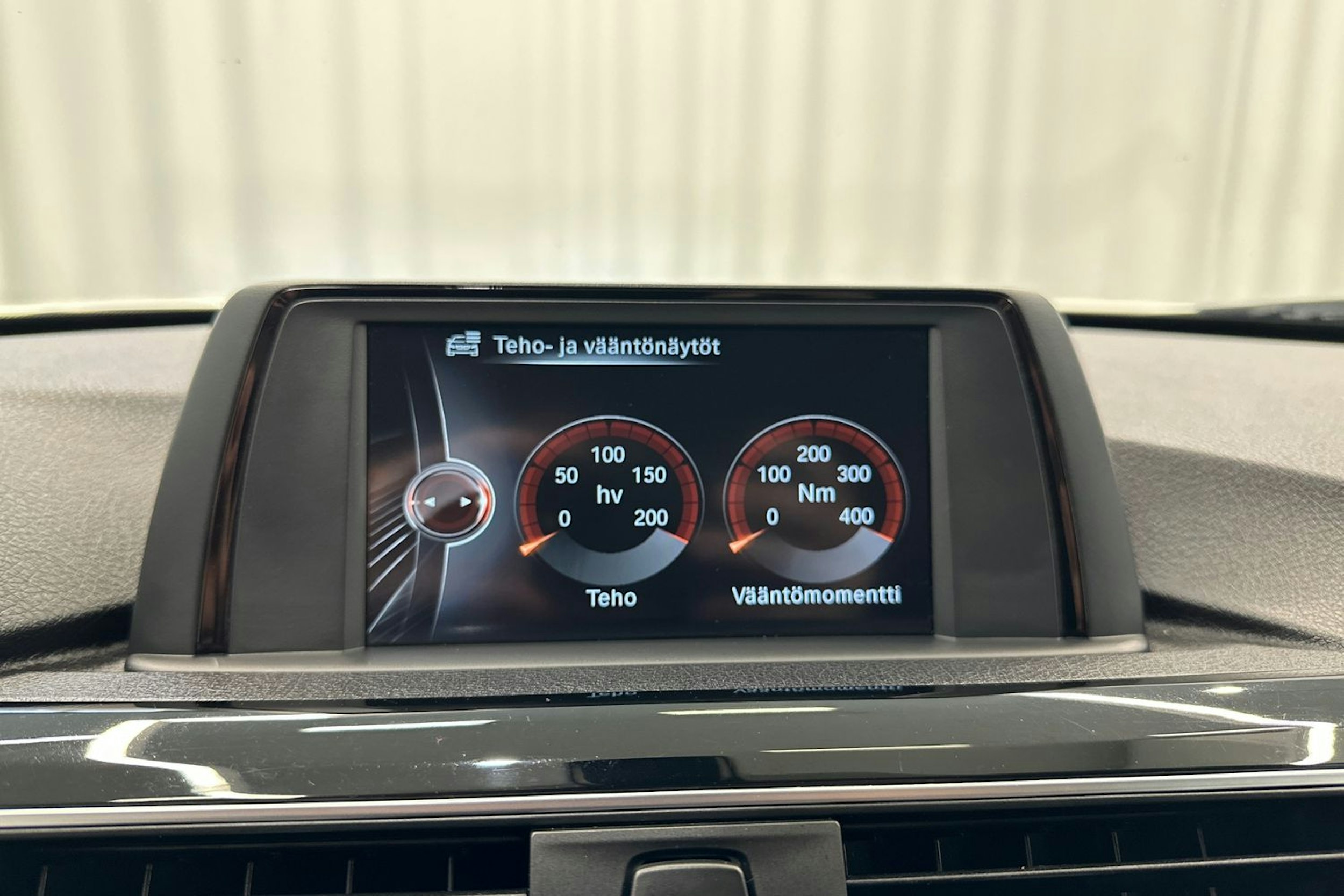 valkoinen BMW 320 2016 kuva 21.