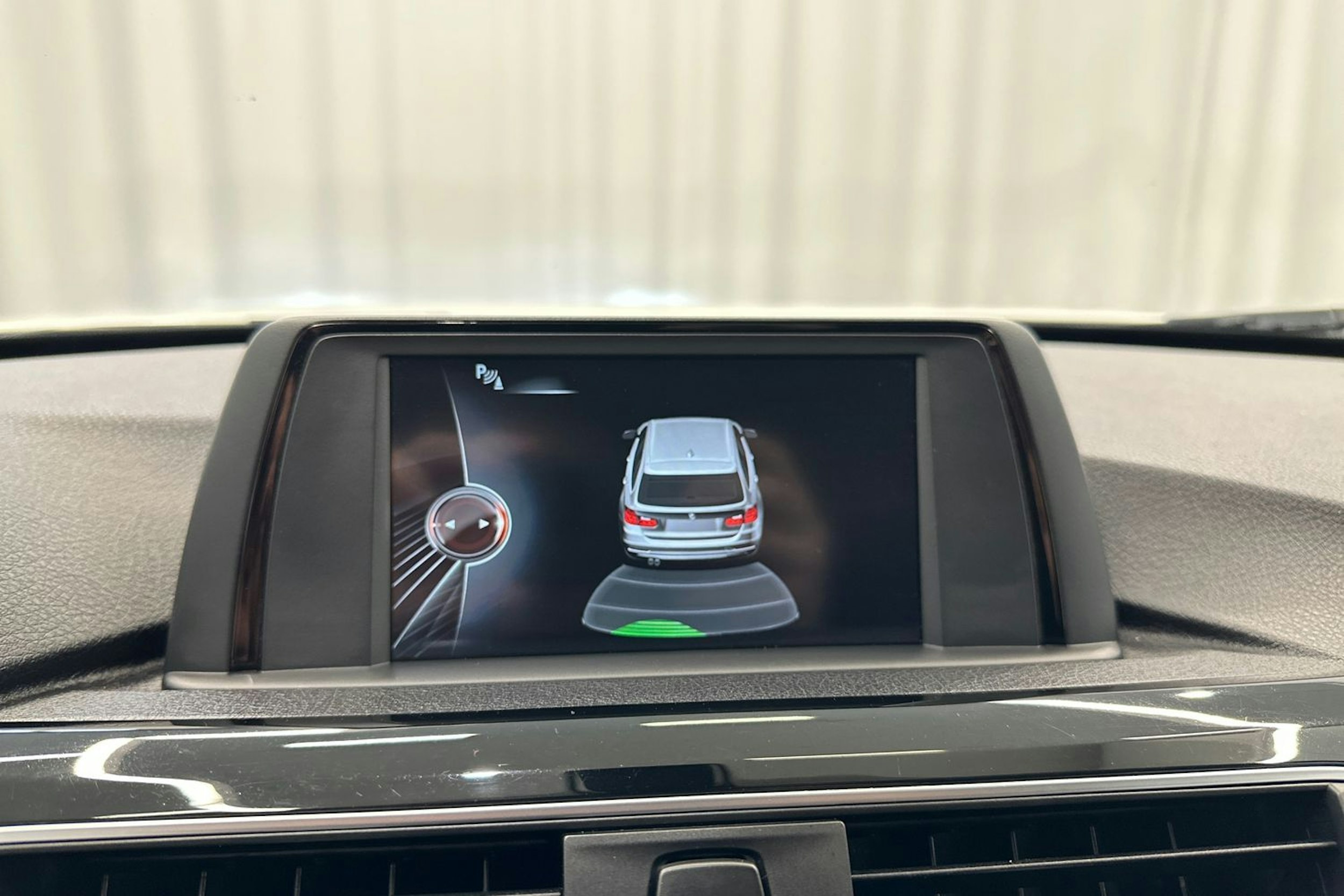 valkoinen BMW 320 2016 kuva 24.