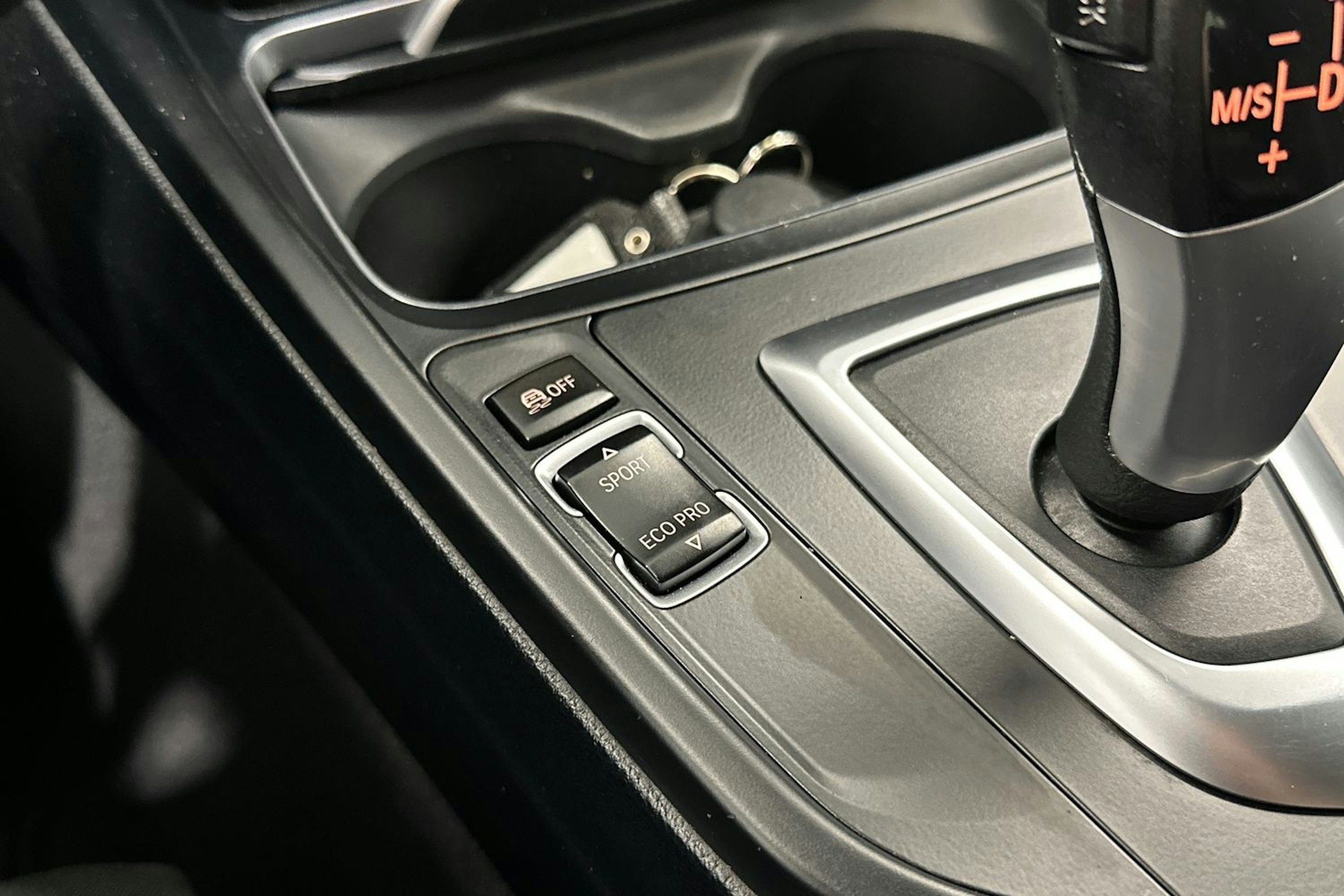 valkoinen BMW 320 2016 kuva 25.