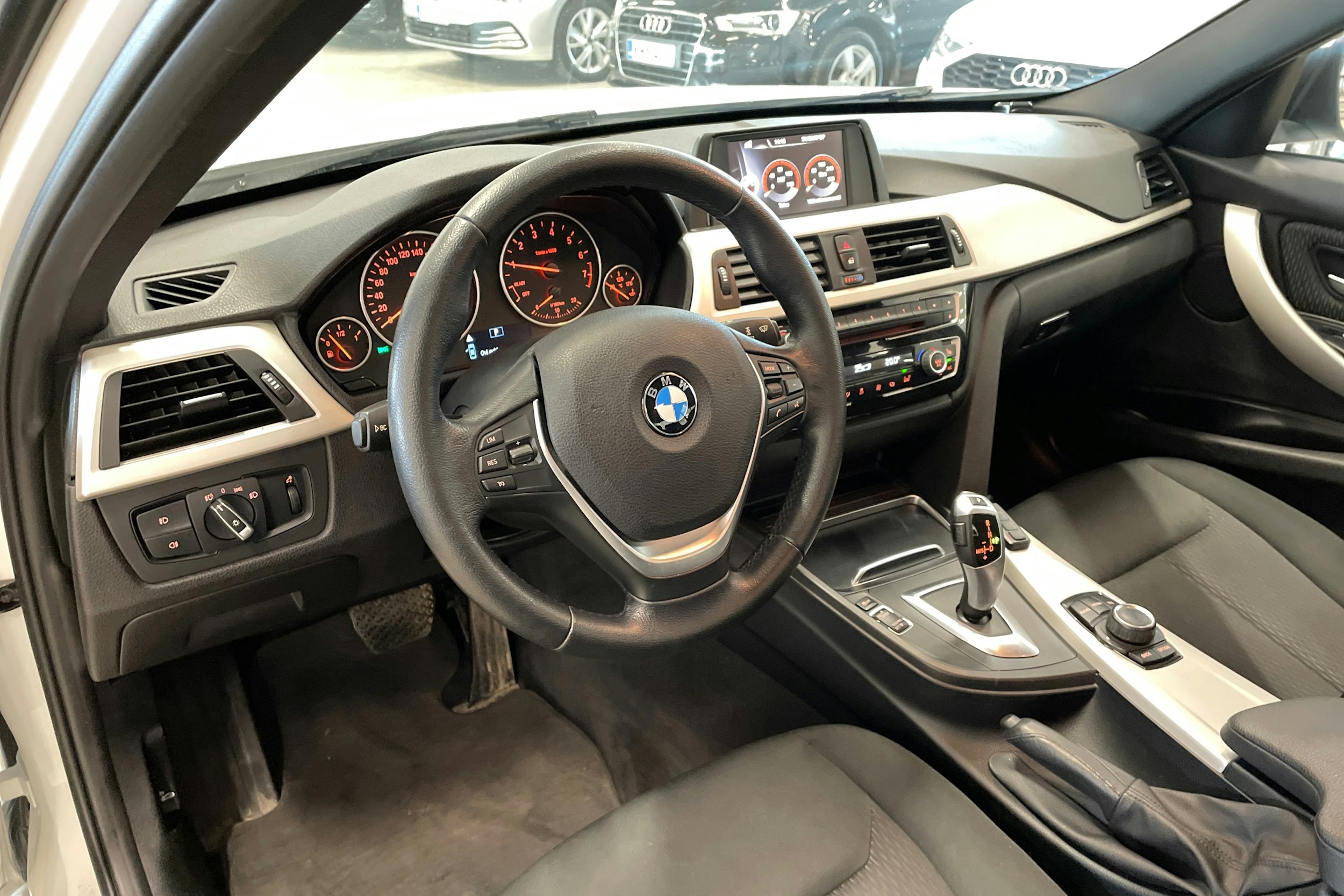 valkoinen BMW 320 2016 kuva 6.