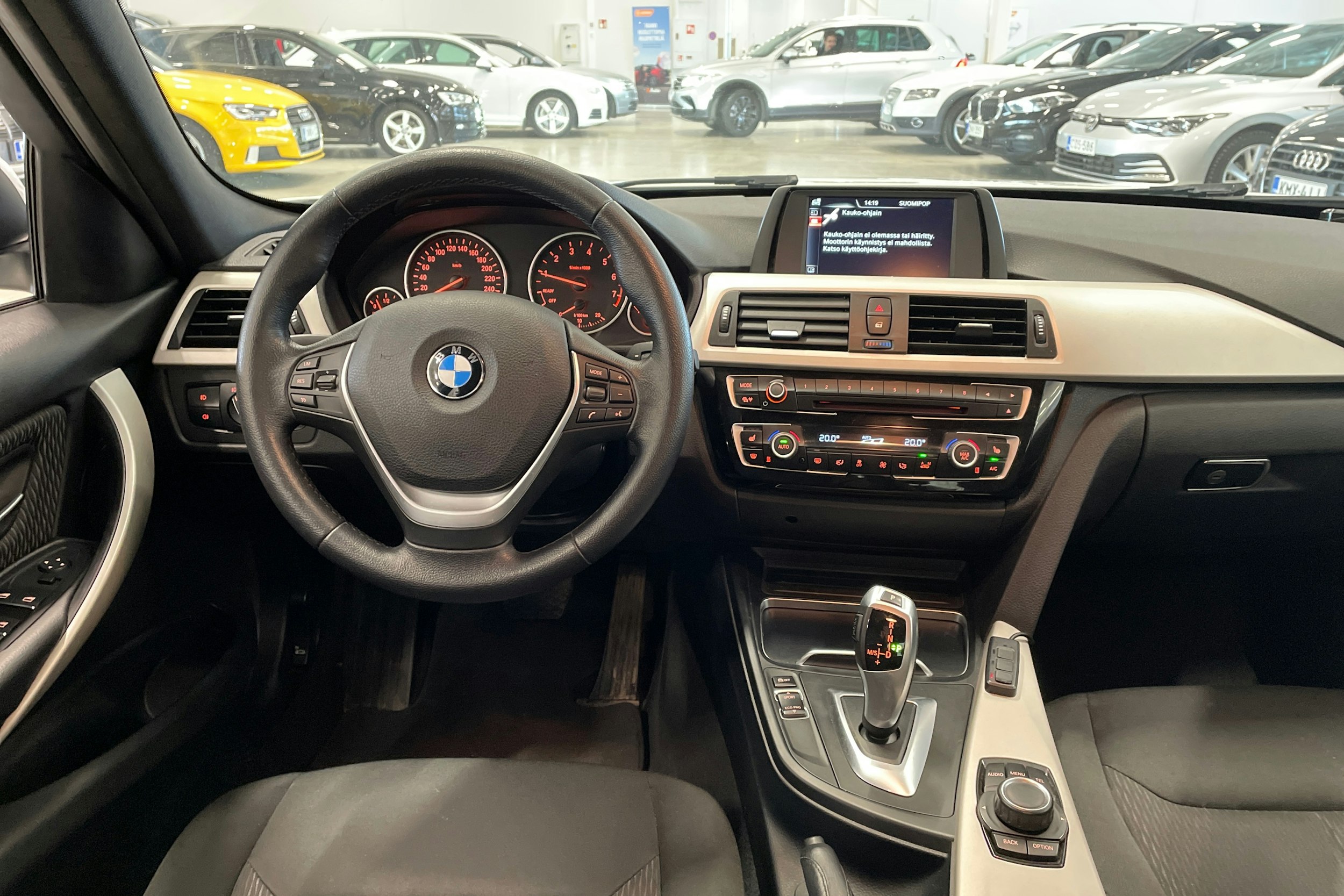 valkoinen BMW 320 2016 kuva 7.