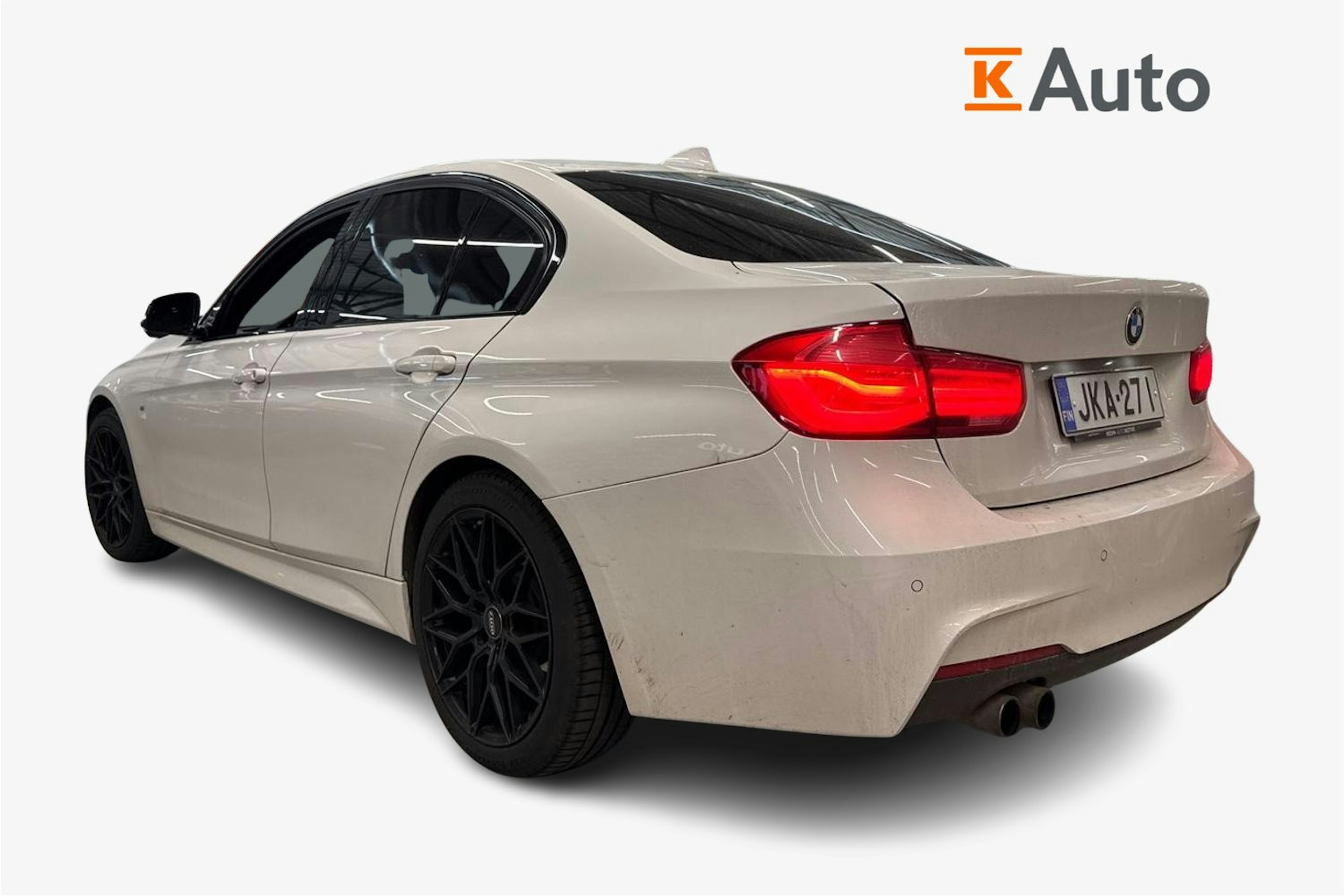 valkoinen BMW 320 2016 kuva 2.