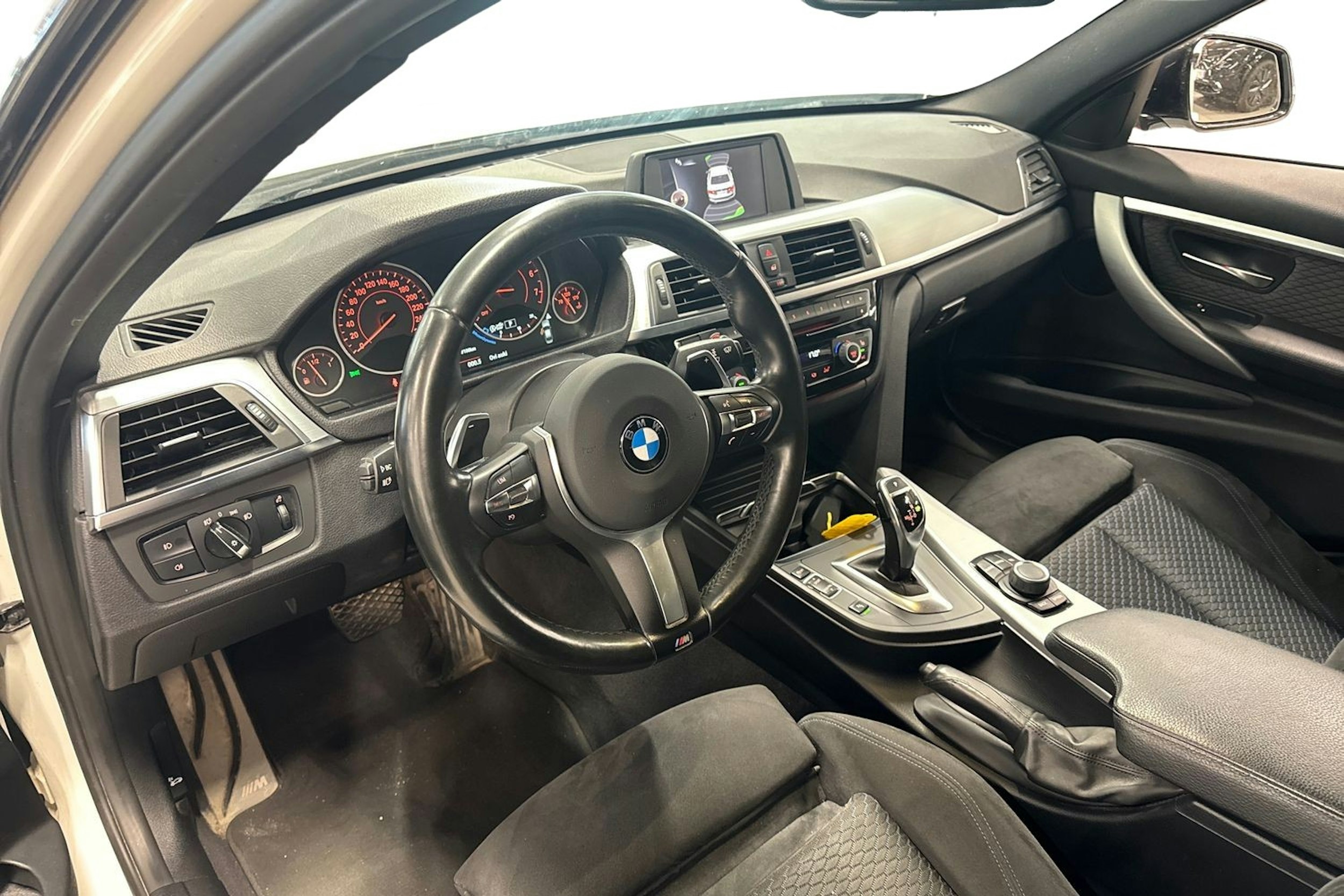 valkoinen BMW 320 2016 kuva 3.